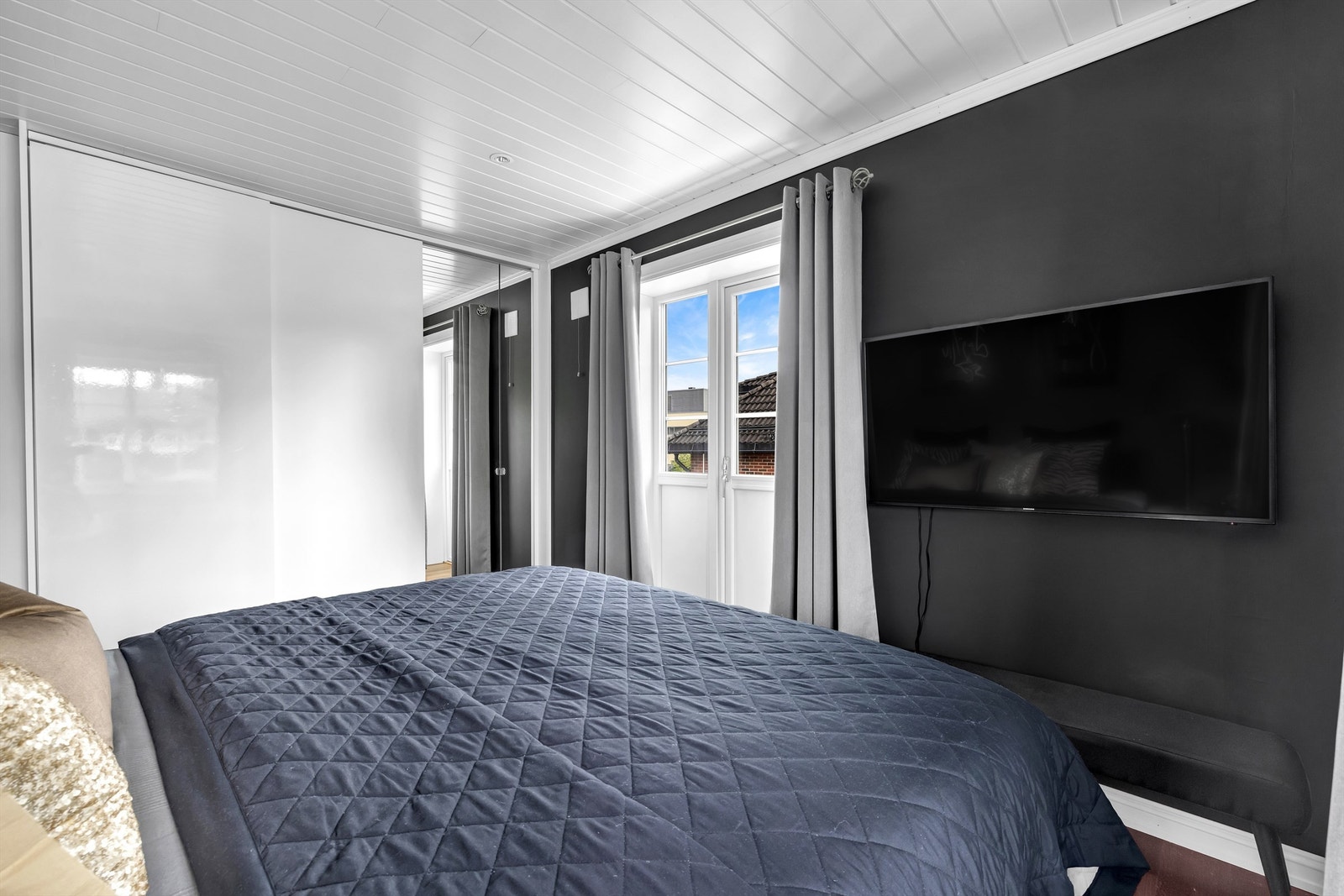 Masterbedroom har også stor skyvedørsgarderobe med dører i hvit høyglans og en seksjon med speil. Utgang til balkong Galleribilde