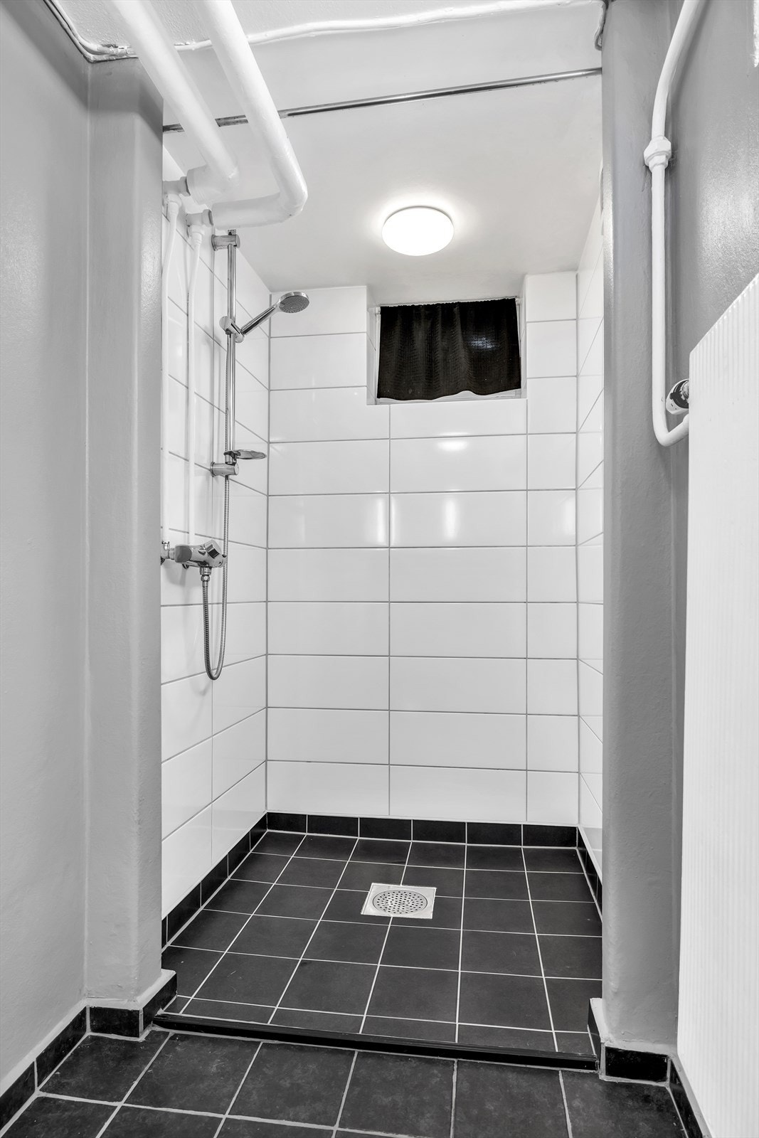 Bad i kjeller med dusj og vask. Separat toalettrom Galleribilde