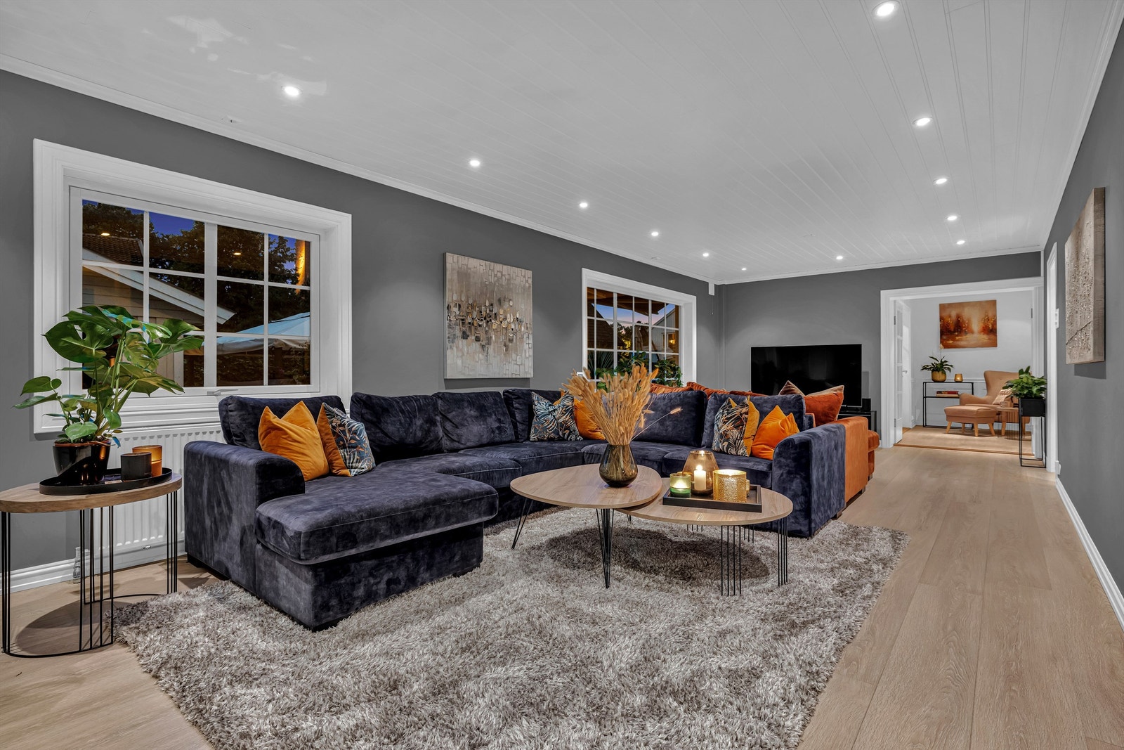 Boligen blir bl.a varmet opp med sentralvarme via radiatorer. i 2017 ble sentralvarmeanlegget oppgradert med nye el-patroner, sirkulasjonspumpe, mange nye radiatorer og nye termostater på de fleste rom. Galleribilde