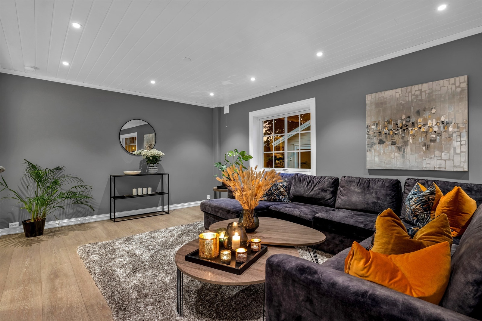 I stue og spisestue ble taket senket og det ble lagt inn led-downlights i 2019 Galleribilde