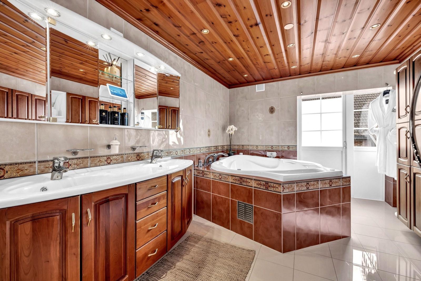 Det ble lagt ny varmekabel på bad, byttet ut termostat og bryterknapper i 2018. Itillegg ble ddet lagt nye fliser (flis på flis) på gulvet Galleribilde