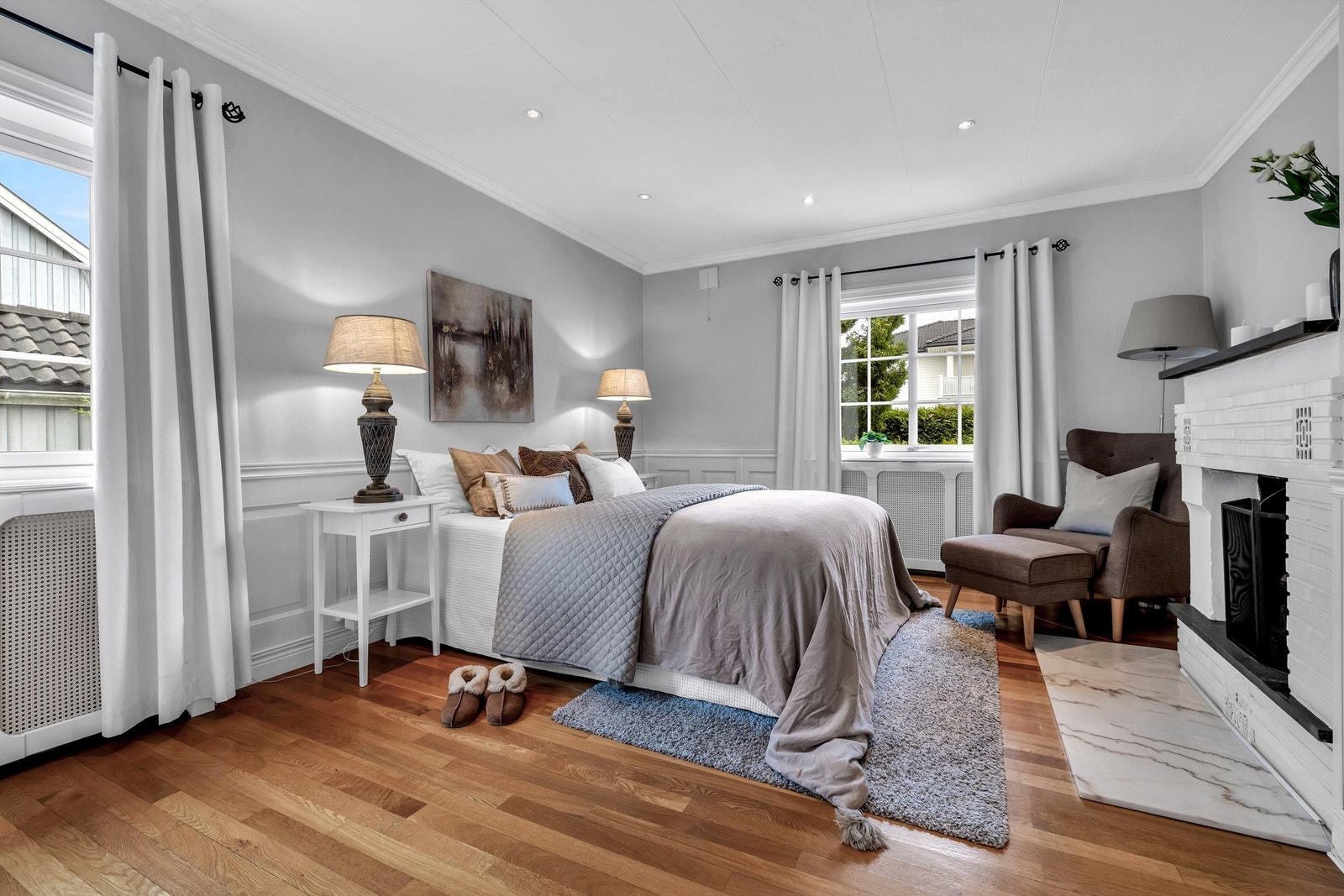 Stort soverom i 1.etg. Dette var tidligere stue. Det ble satt opp en enkel lettvegg og er i dag i bruk som soverom. Galleribilde