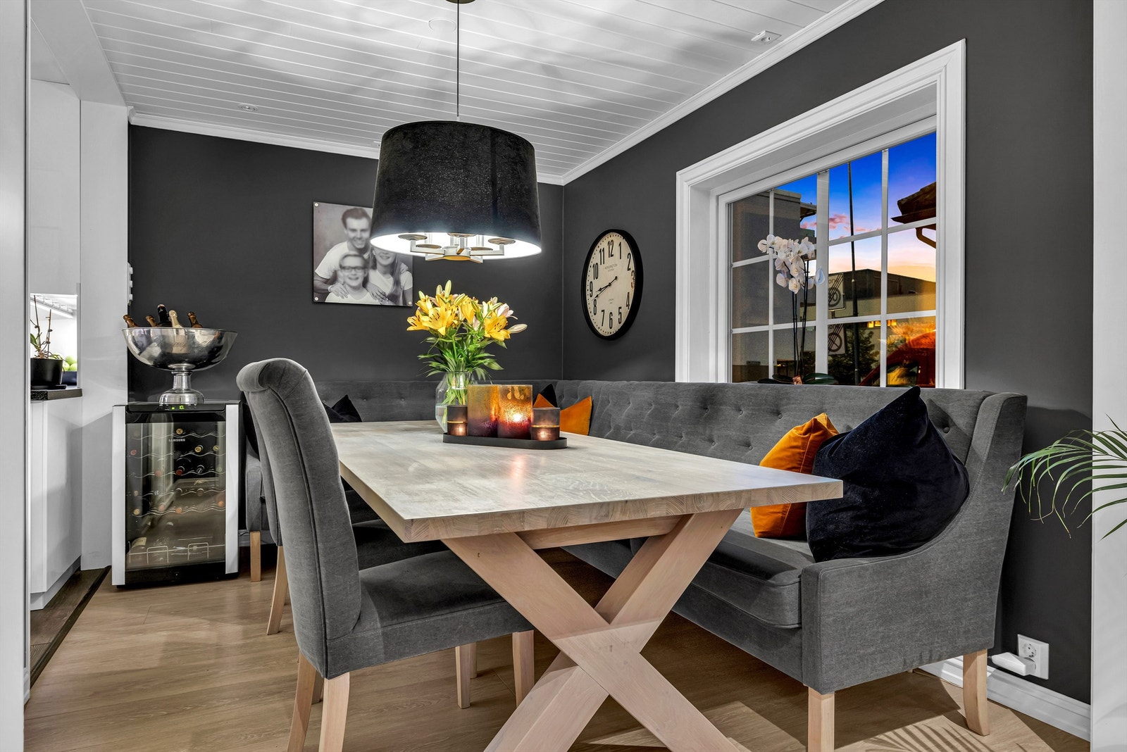 Spisestue i tilknytning til kjøkken og stue. Her er det valgt å ha en god hjørnesofa som gir plass til mange rundt bordet. Det er led downlight i tak itillegg til lampepunkt Galleribilde