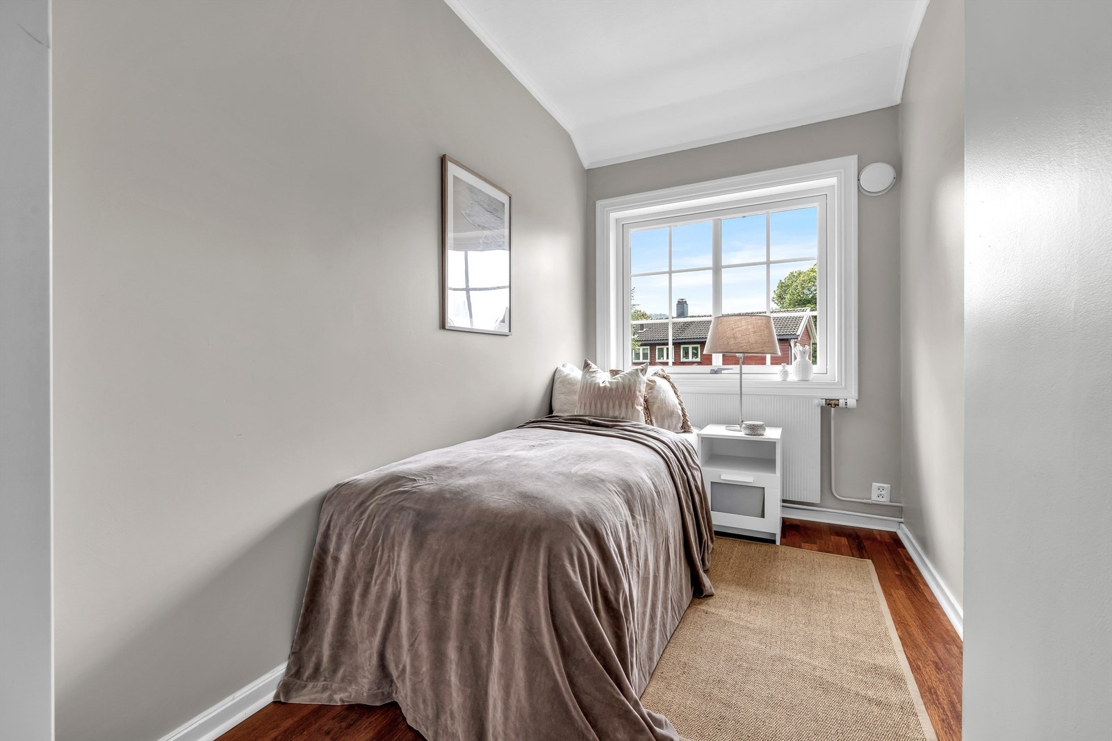 Soverom 3: Vegger og tak ble malt i 2024. Garderoskap plassert til venstre i bilde følger. Merbau parkett på gulv Galleribilde