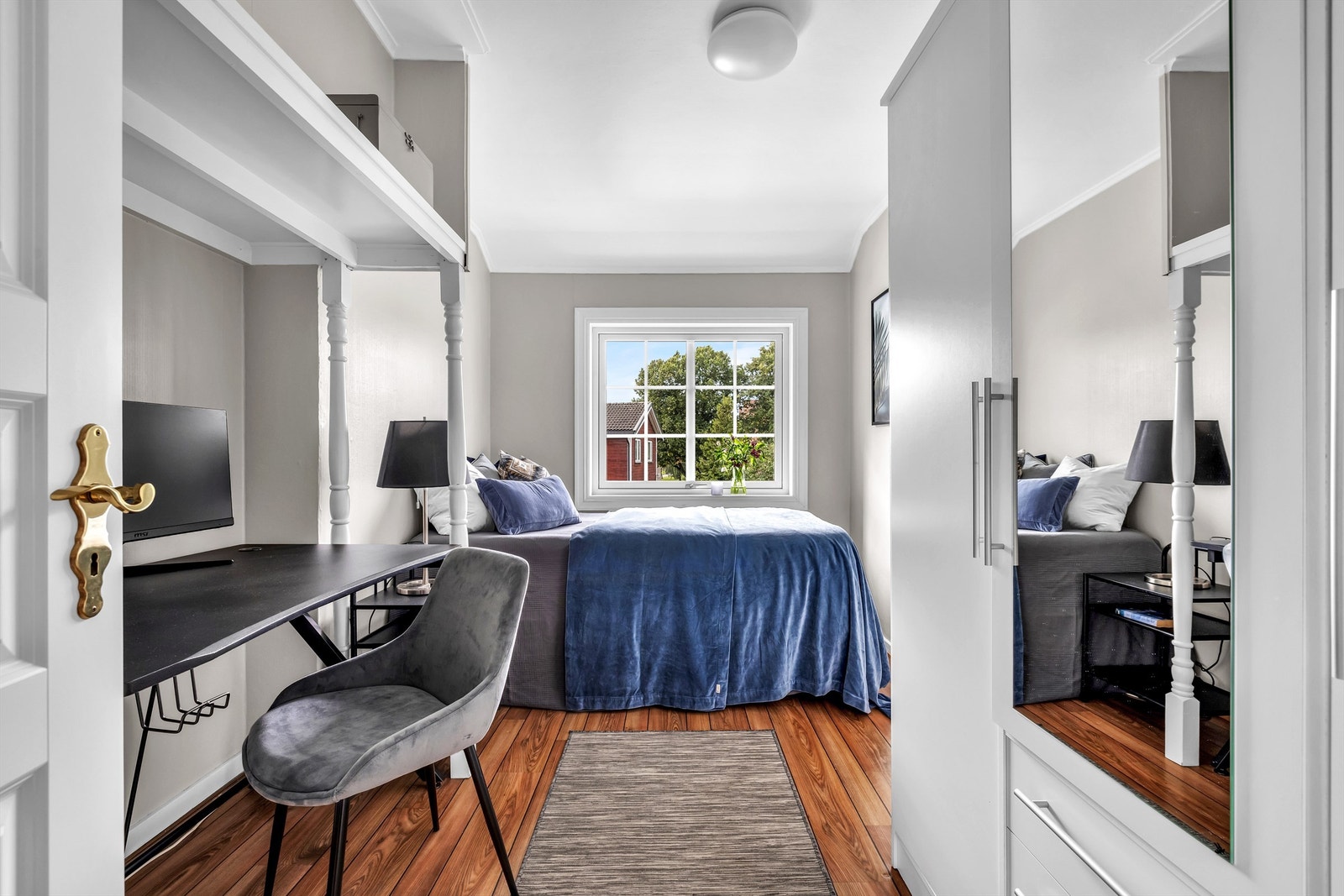 Soverom 2: Vegger og tak malt i 2024. Her følger det med et godt garderobeskap. Fastmontert hylle og nisje til venstre i bilde. I nisjen er det plass til en enkeltseng Galleribilde