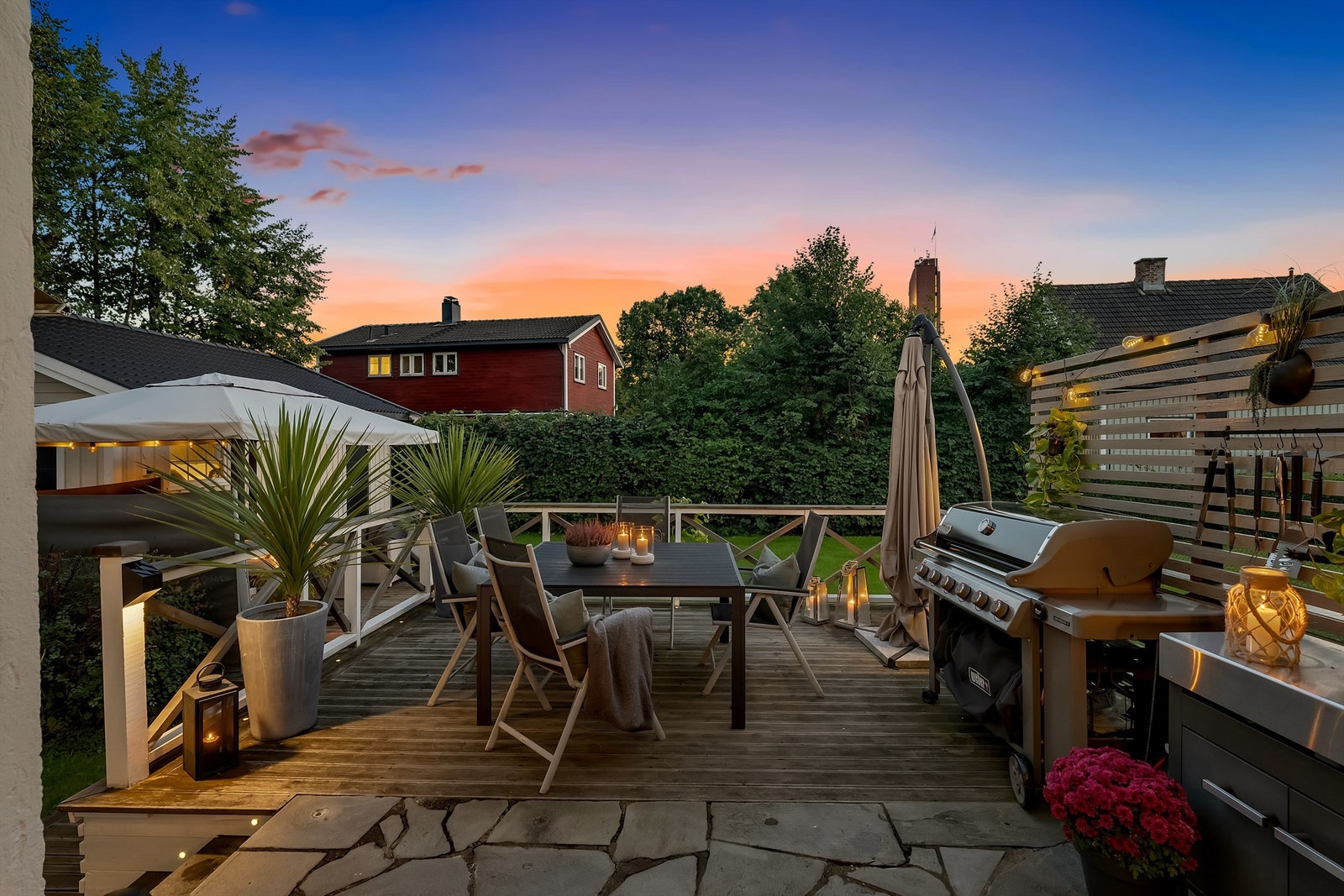 Terrassegulv i bruddskifer med overgang til terrassebord type Møre Royal Galleribilde