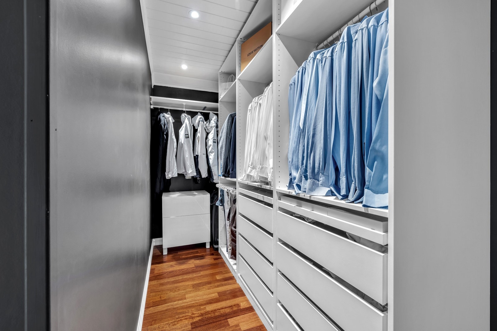 Walk-in closeth (omkledningsrom) i tilknytning til masterbedroom Galleribilde