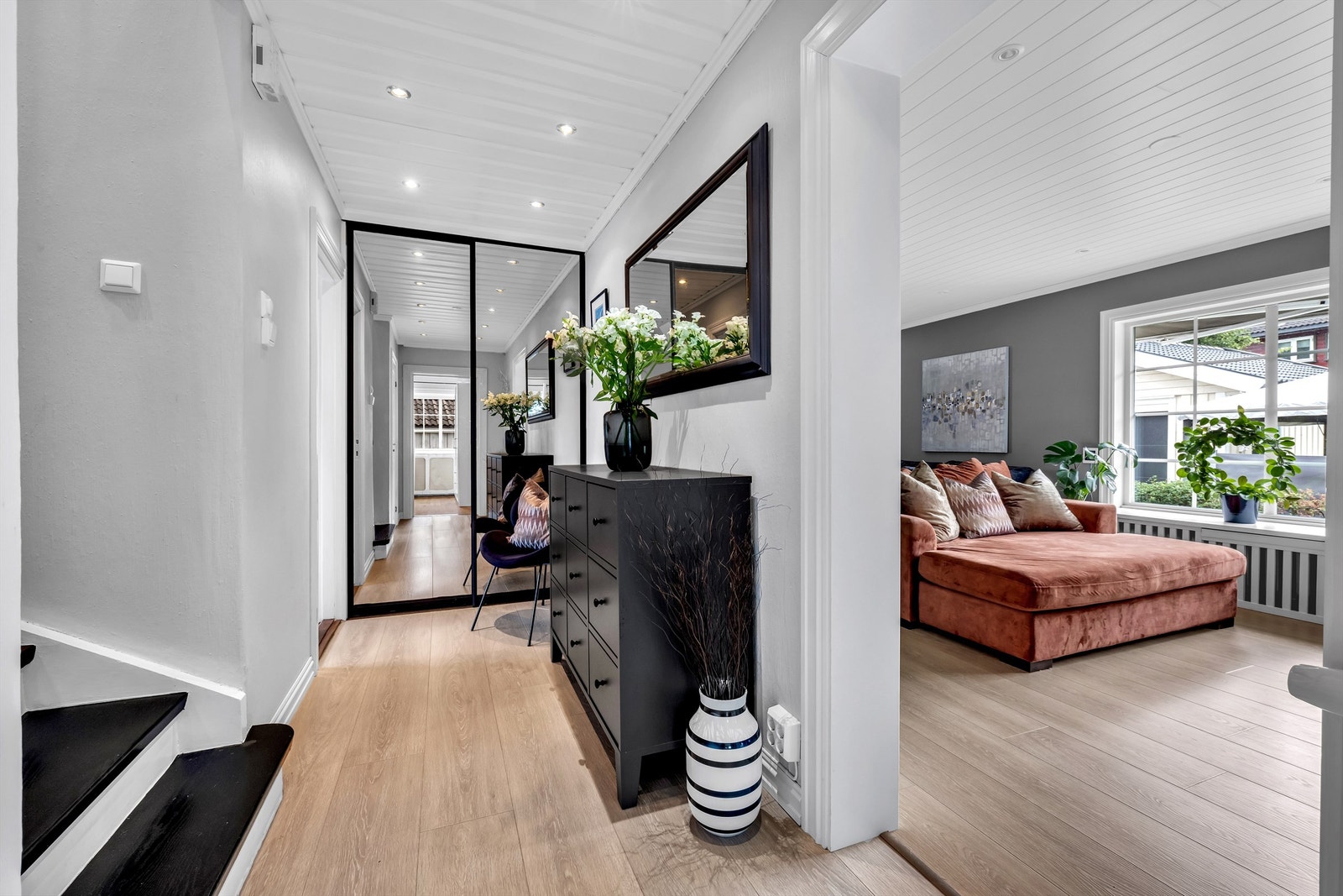 Gang med skyvedørsgarderobe, senket tak med downlights. Gulv fra 2019 Galleribilde