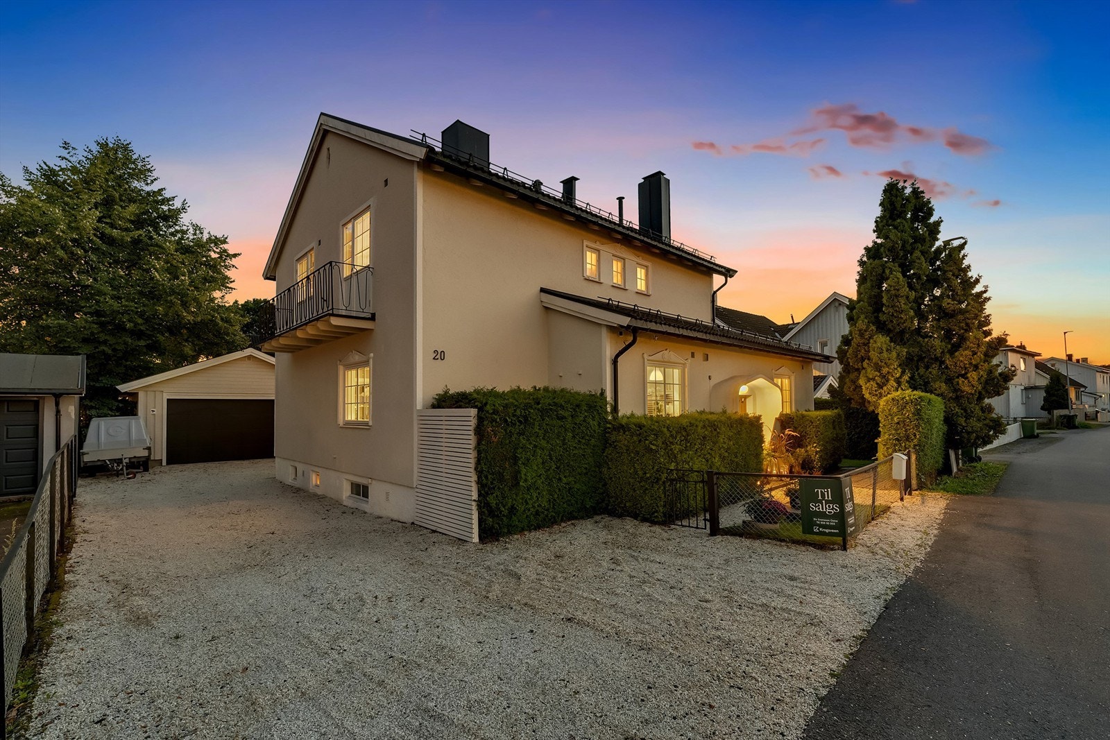 Det er god plass til flere bilder, 5-6 biler på gårdsplassen og 2 garasjen. Det er nylig lagt hvit singel på hele gårdsplassen Galleribilde