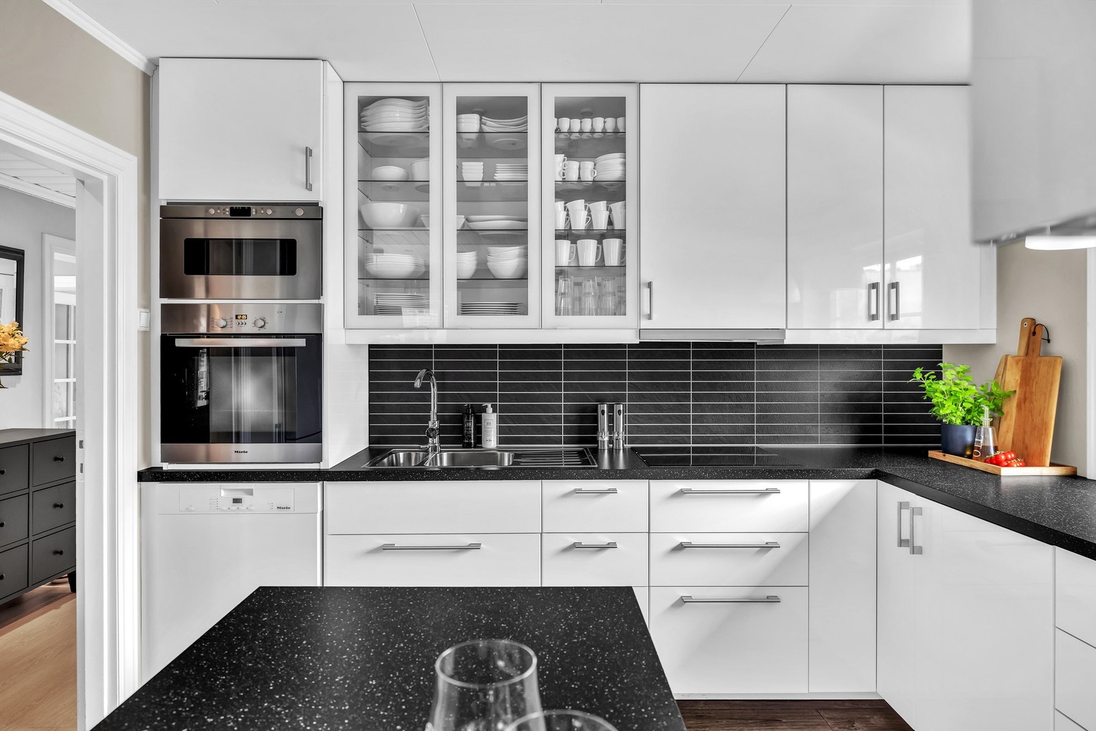 Kjøkken med integrerte hvitevarer som stekeovn, koketopp, mikro og lite kjøleskap under benk. Det er også plass til et frittstående kjøleskap til venstre i bildet i kjøkkenet Galleribilde