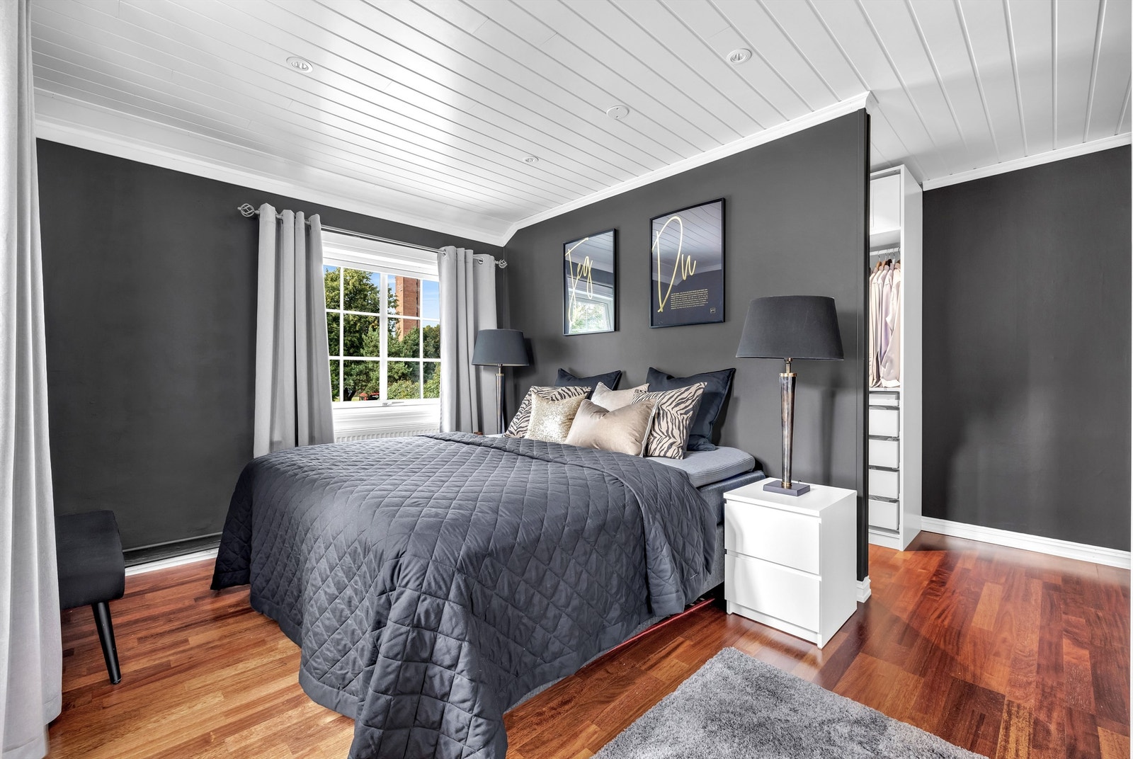 Masterbedroom: Her ble taket senket og det ble lagt inn led-downlights i 2019. I tillegg ble det satt opp vegg og bygget walk-in closet. Det ble også montert nye skyvedører til garderoben. Merbau parkett på gulv Galleribilde