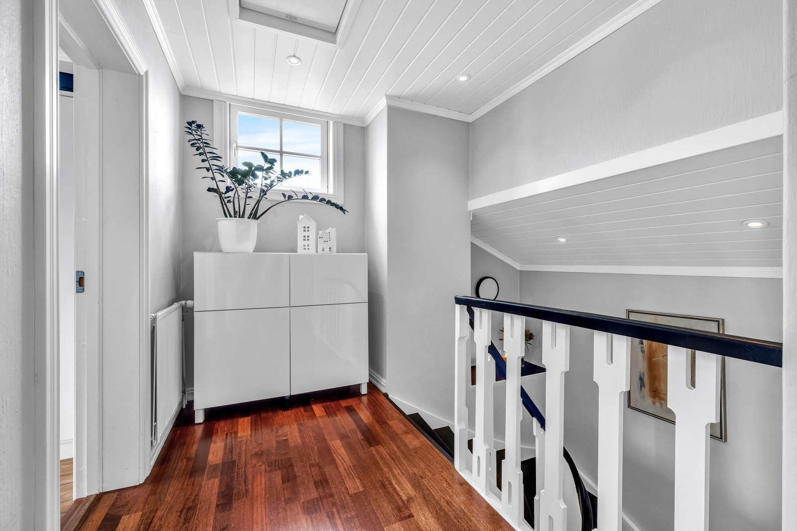 Adkomst til kaldloft via takluke. Merbau parkett på gulv Galleribilde