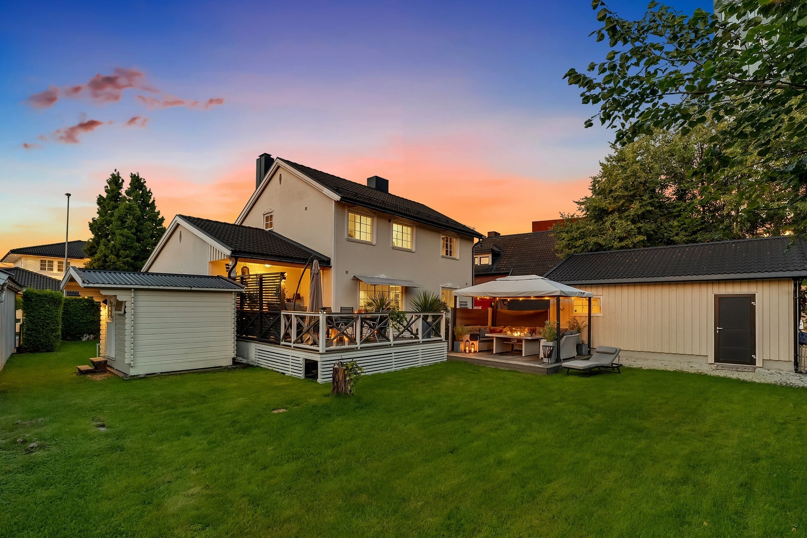 Hagen har sørvestvendt med sol fra tidlig morgen til sent på kveld. Flat og lettstelt gressplen. Galleribilde