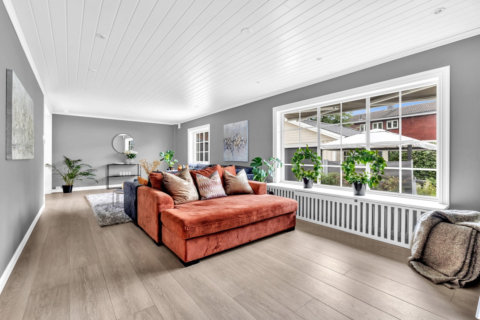 Store vinduer gir godt med naturlig lys. Vinduer og balkongdør i hele 1.etg. er nye i 2017. De bidrar til godt inneklima, strømsparende og støydempende Galleribilde