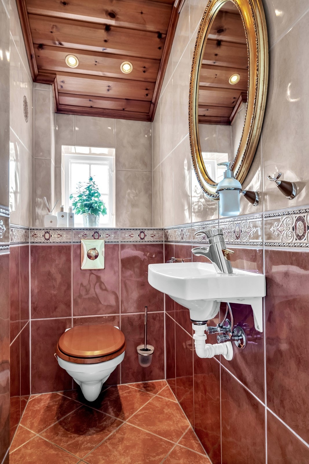 Separat toalettrom i tillegg til toalett på hovedbad i samme etasje Galleribilde