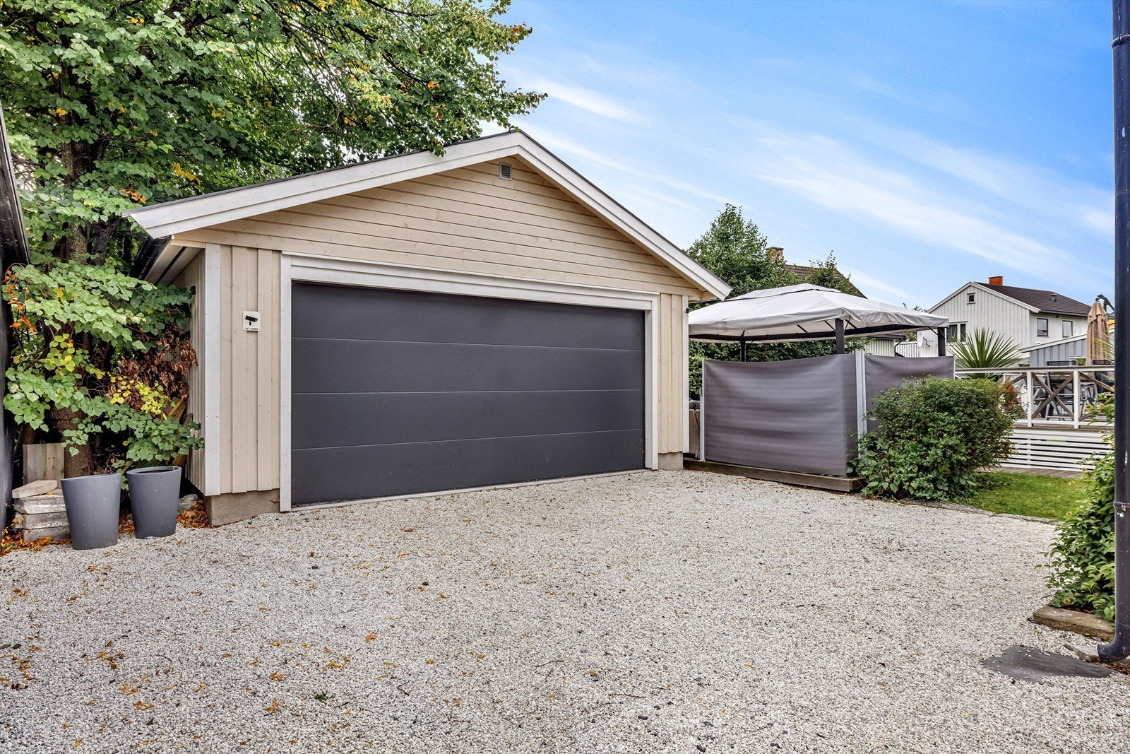 Ny dobbel garasje fra Igland satt opp i 2020. Etablert loft til lagring, på ca 15 kvm. med tilgang fra loftstrapp. Garasjen ble malt utvendig i 2021 Galleribilde