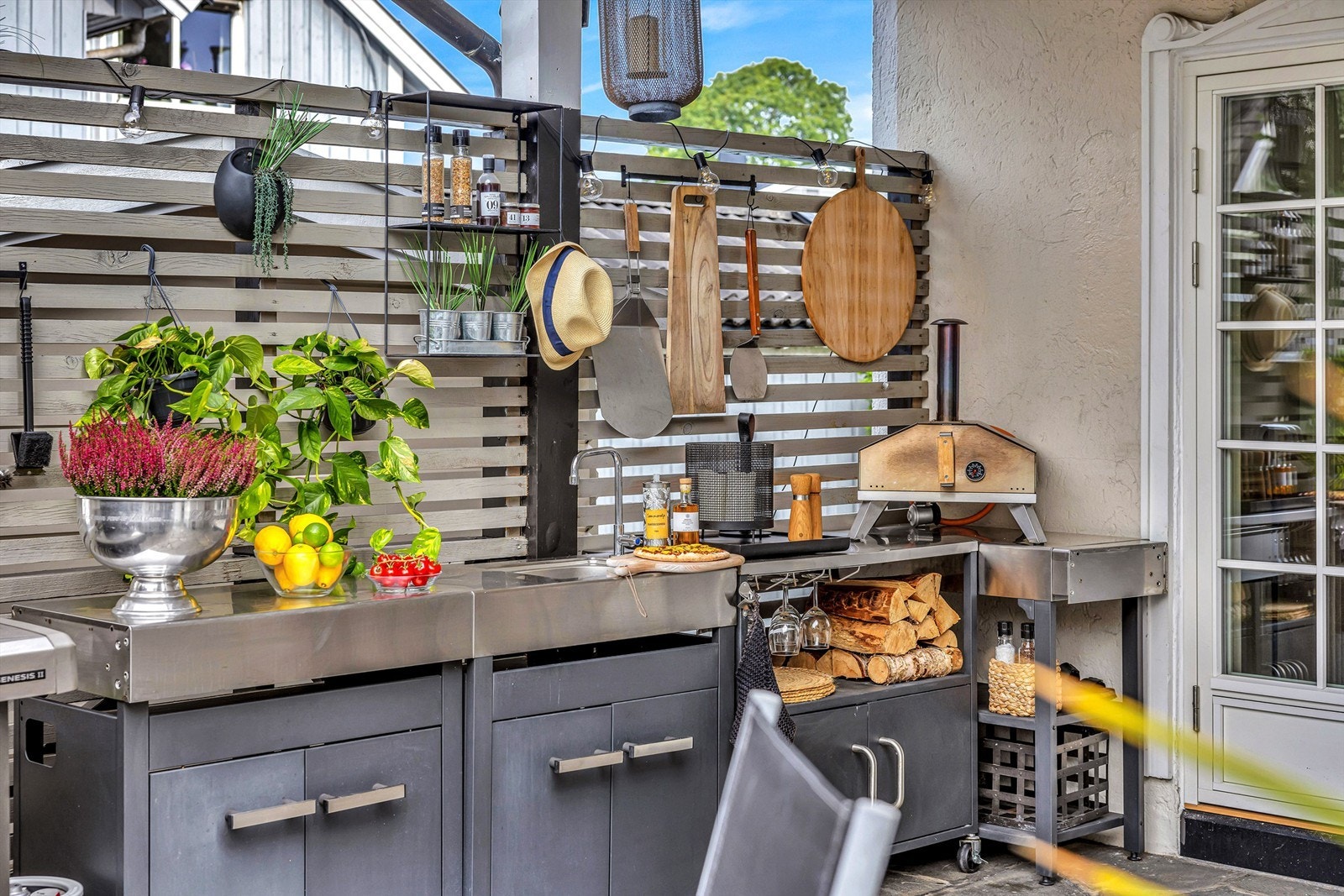 Utekjøkkenet har mange fine løsninger med plass til pizzaovn og mulighet for vann og utslagsvask. Praktisk for dager når familien samles til et godt måltid Galleribilde