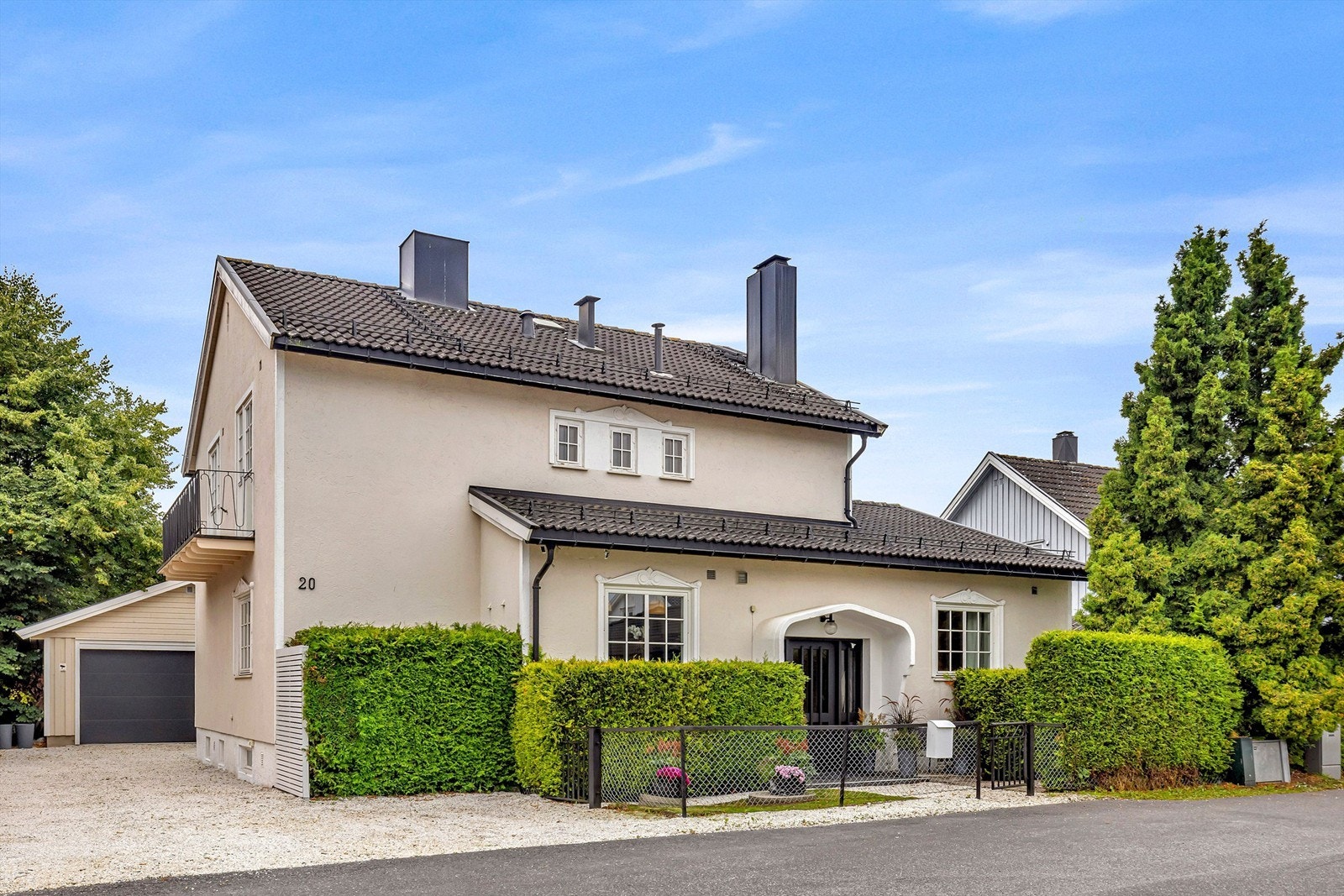 En sjelden og flott villaeiendom midt i Lillestrøm sentrum. Beliggende i rolig vei uten gjennomgangstrafikk. Galleribilde