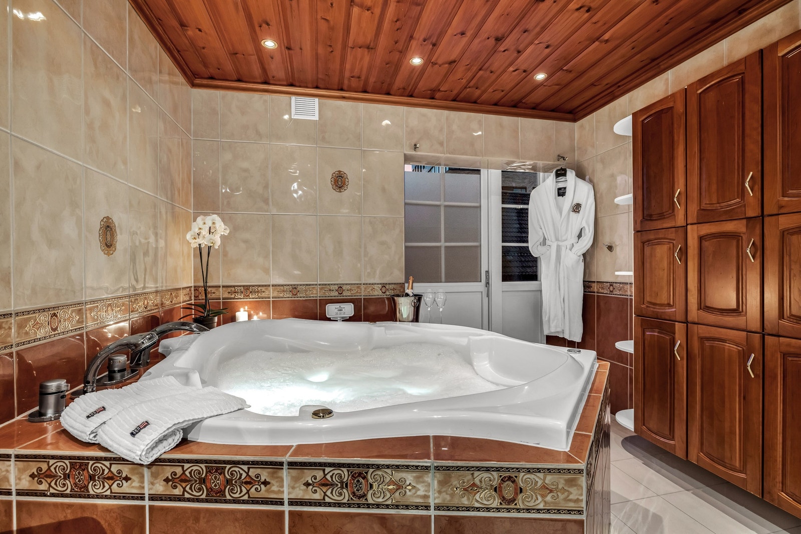 Stort lekkert bad med badekar. Badekaret har jetstråler og bobler, og god plass til 2 voksne. Utgang til balkong. Meget god skap og skuffeplass. Galleribilde