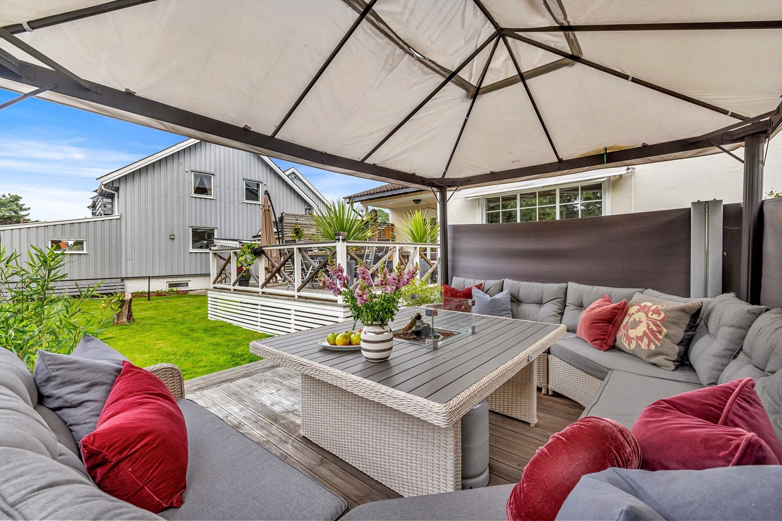 Der er det god plass til sosialt samvær med venner og familie på solrike uteplasser. Galleribilde