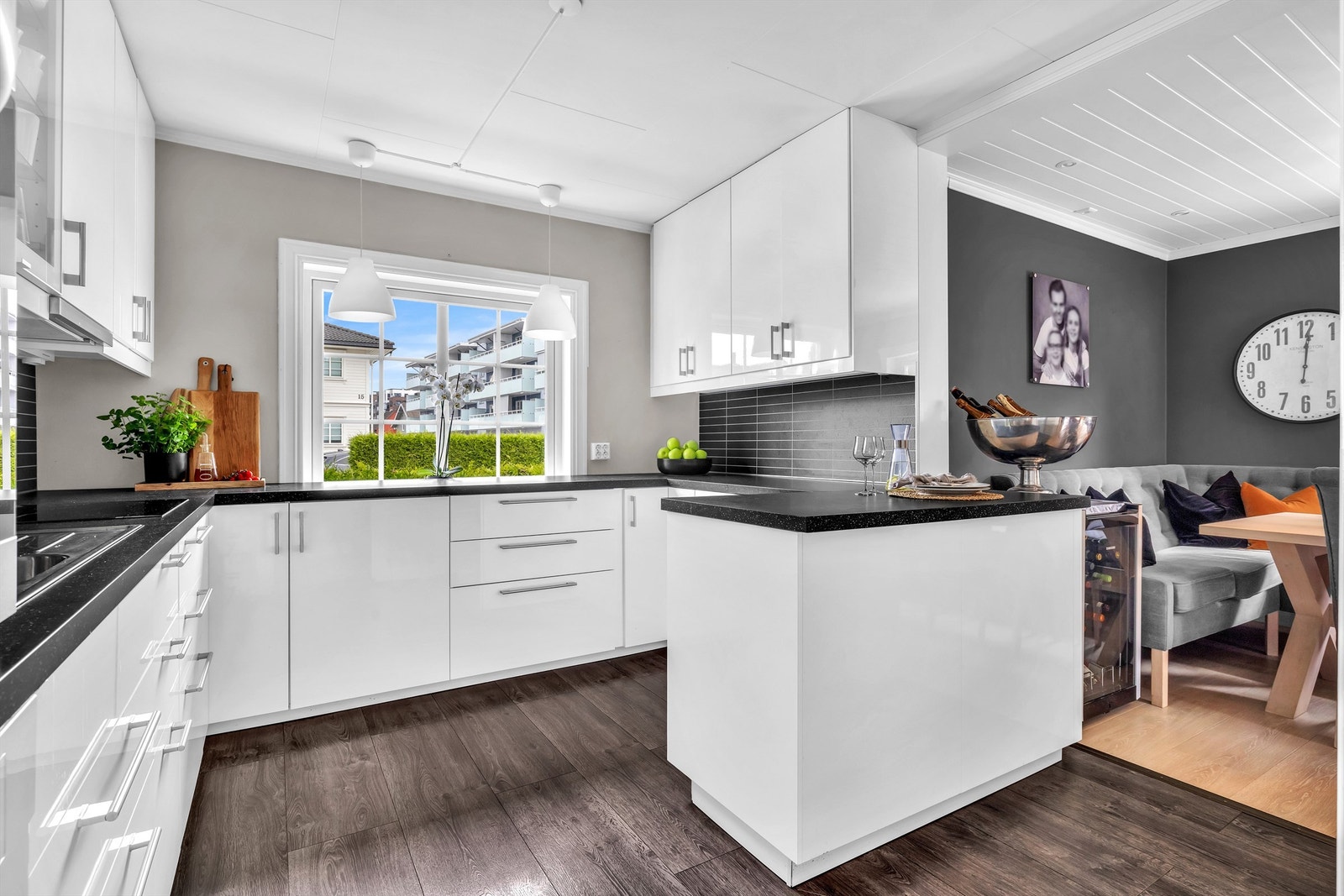 Kjøkkeninnredning i god kvalitet fra Ikea med bl.a integrert ekstra kjøleskap under benk. Galleribilde