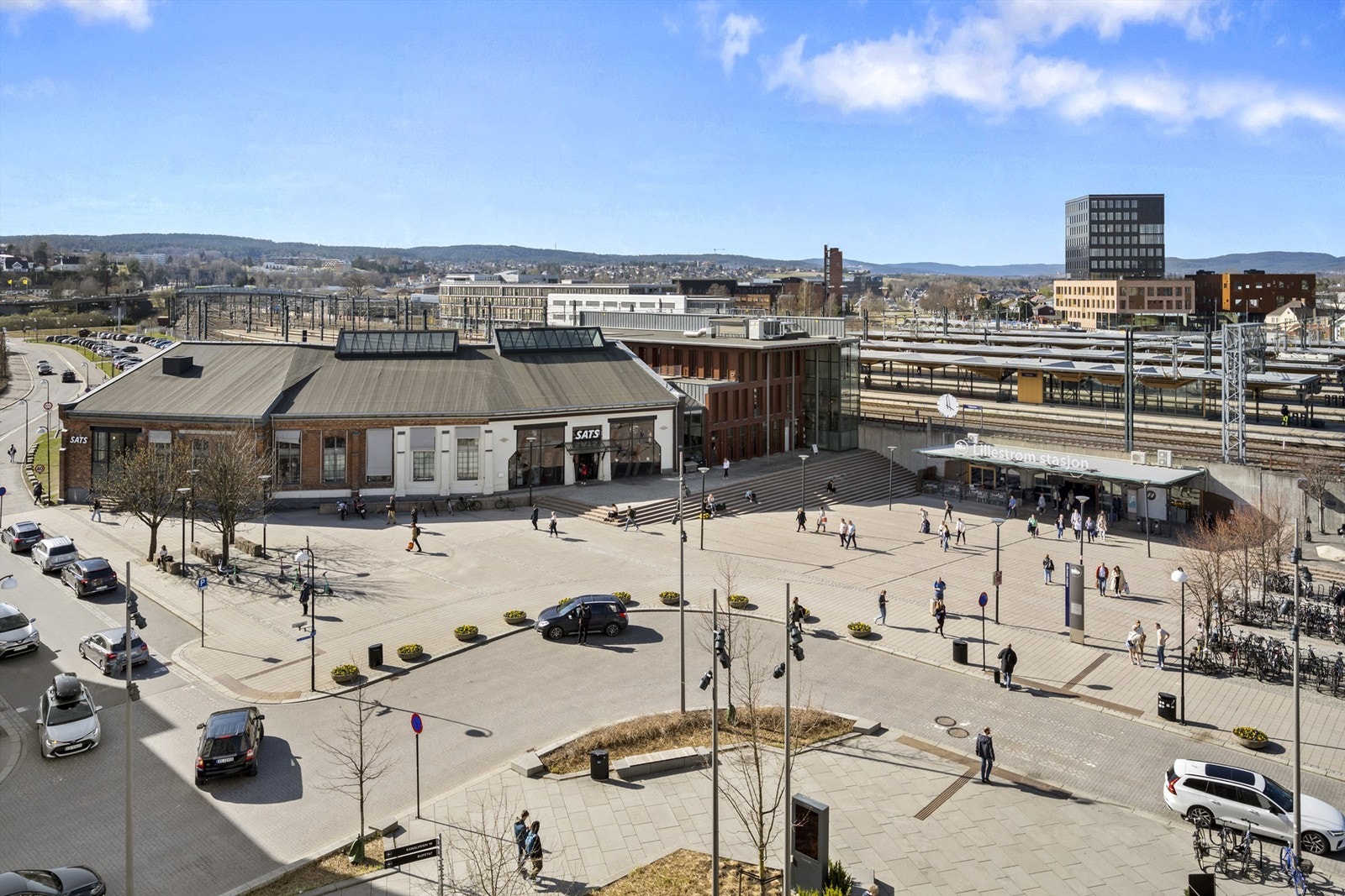 Lillestrøm togstasjon og bussterminal ligger rett i nærheten. Det tar deg 10 min med tog til Oslo! Galleribilde