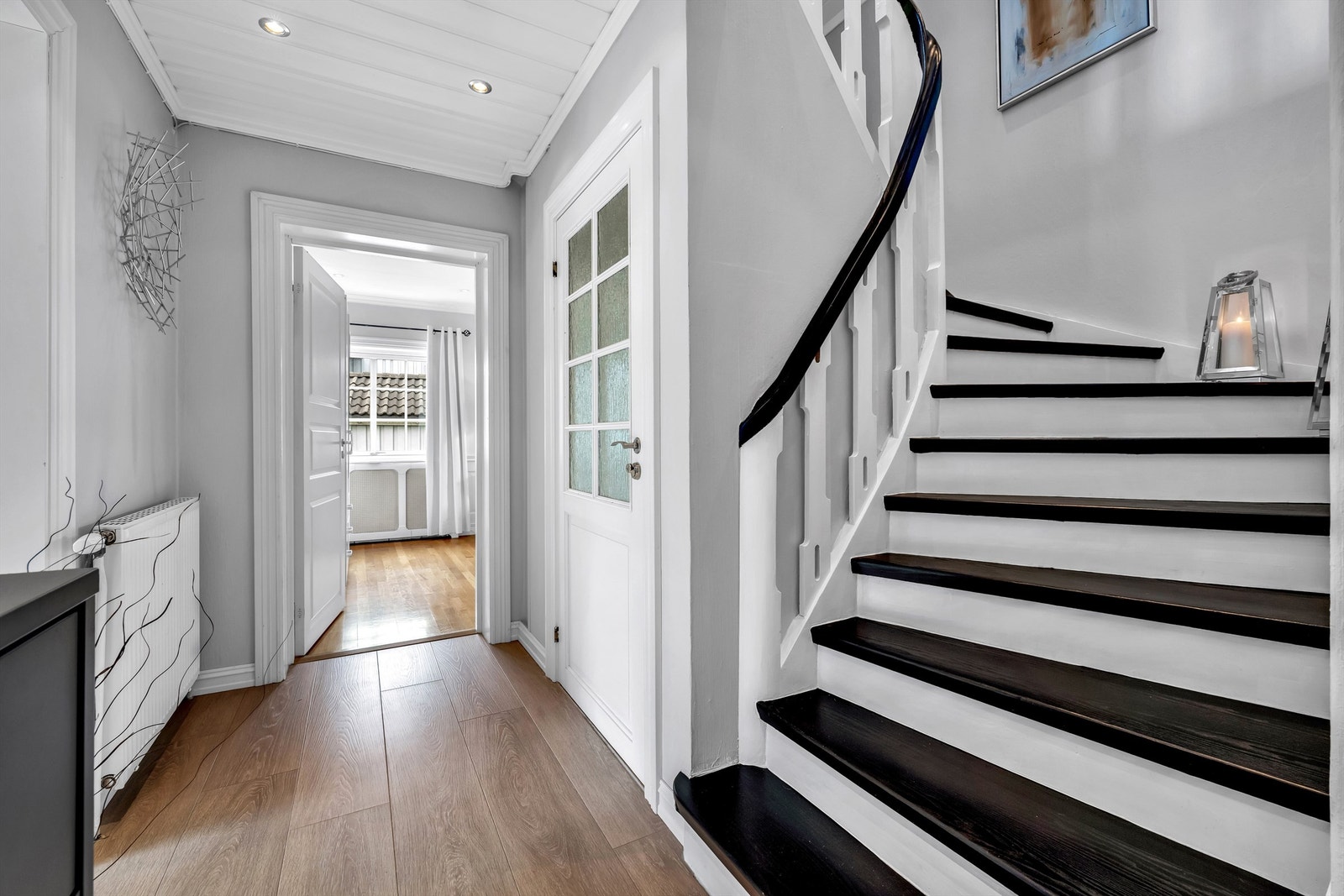 Trappehall med trapp til 2.etg. Ny laminat type Pergo på gulvet i 2019 Galleribilde