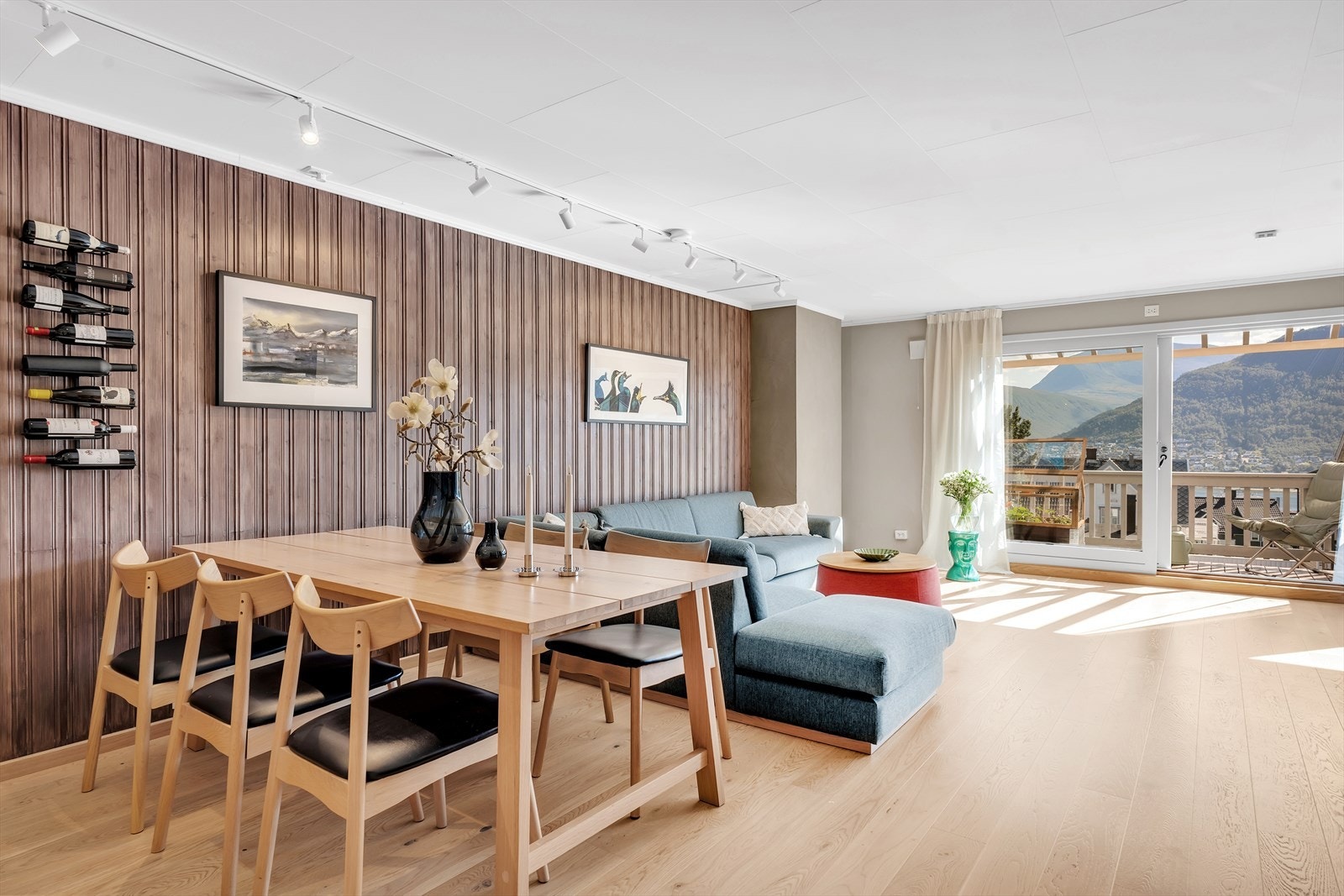 En meget flott og stilfull 3(4)-roms med balkong og garasje i attraktivt område med nærhet til det aller meste! Galleribilde