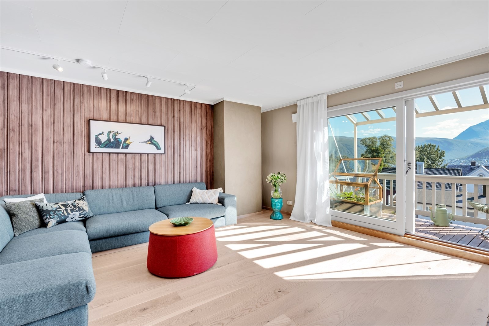 Romslig stue med store vindusflater som slipper inn rikelig med naturlig dagslys. Galleribilde
