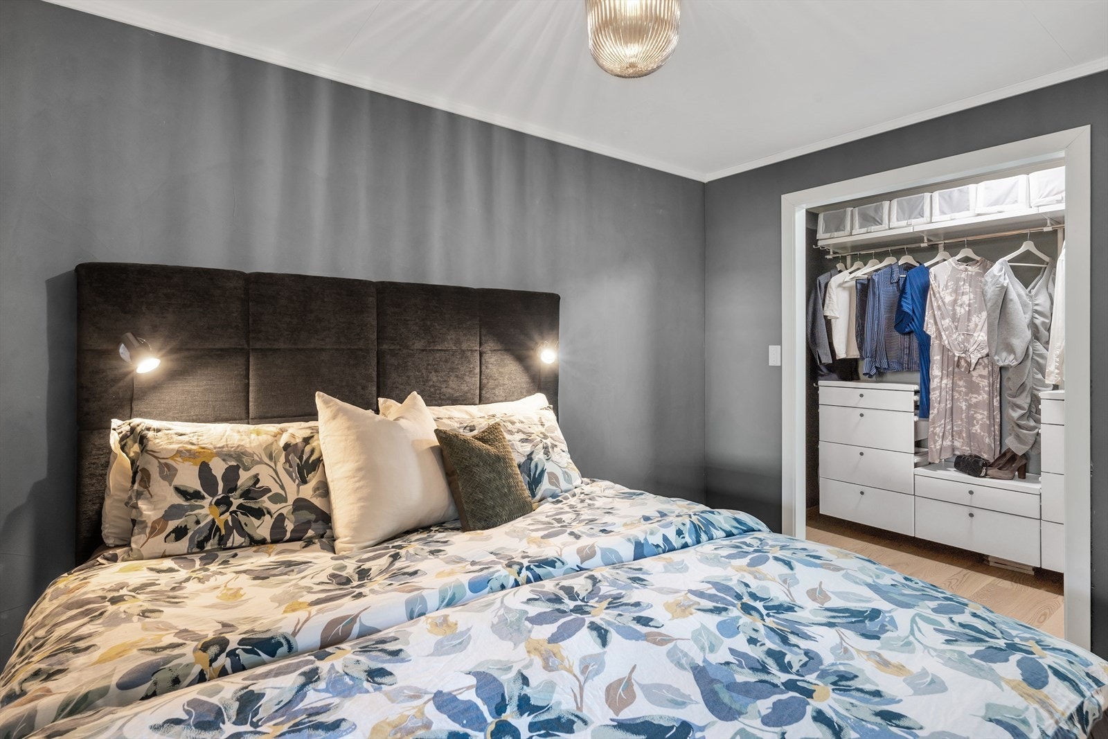 Med egen walk-inn garderobe. Galleribilde