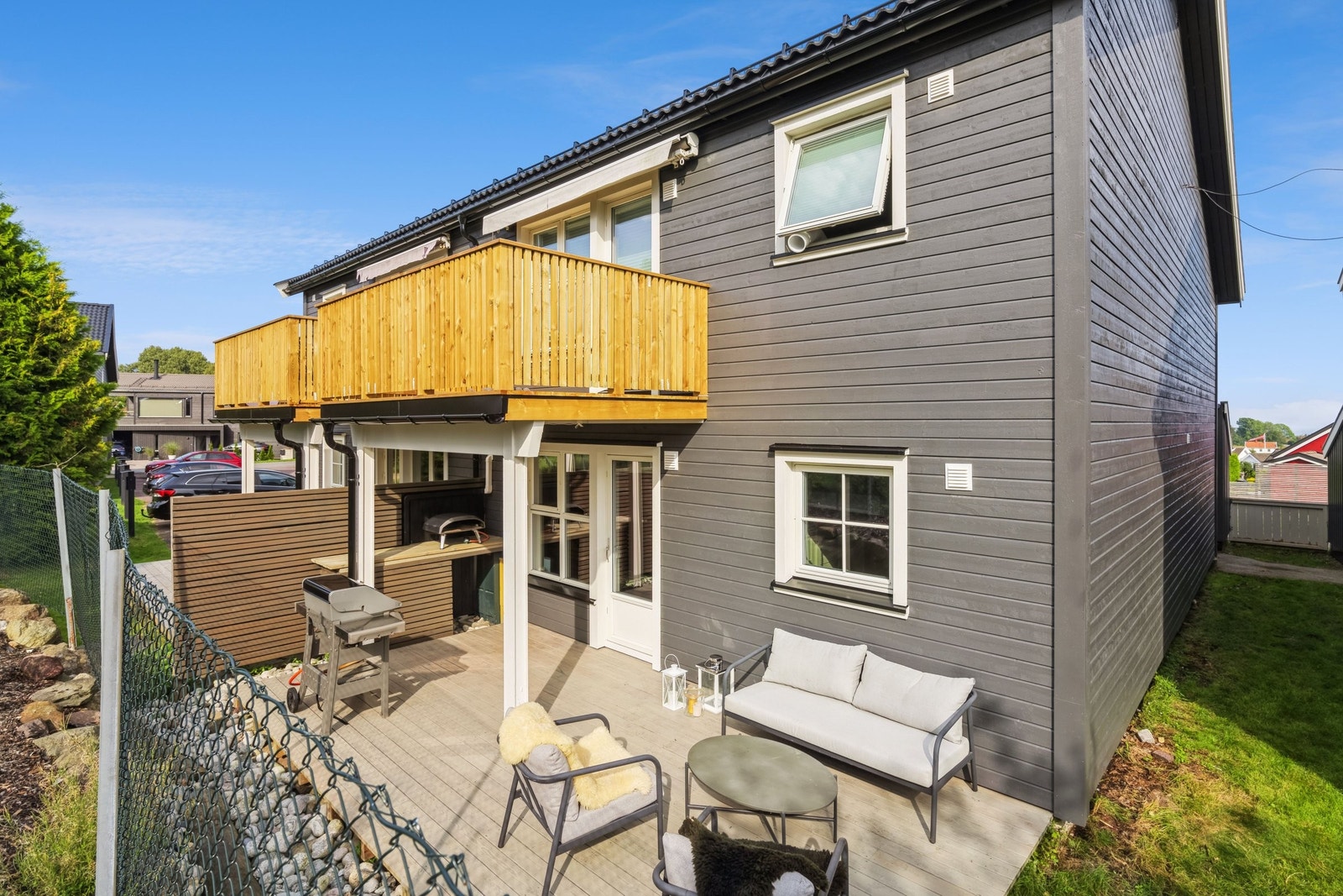 Fasade. Pent opparbeidet terrasse med gode solforhold. Galleribilde
