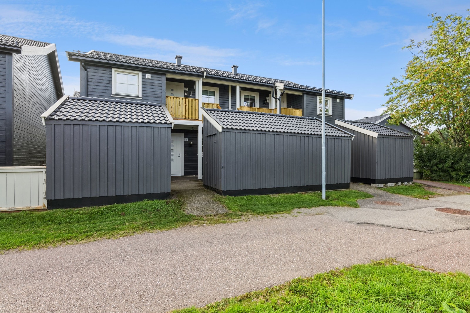 Fasade med praktisk utebod som skjermer leiligheten fra støy og innsyn. Galleribilde