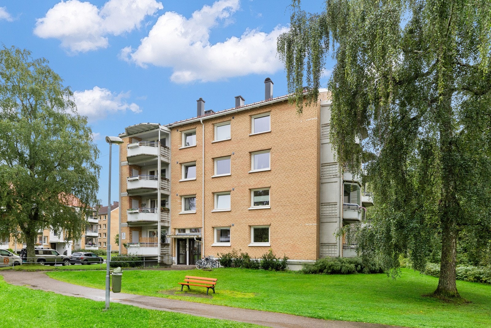 Leiligheten har en fantastisk beliggenhet i meget grønne omgivelser. Rabben borettslag består av i alt 503 andelsleiligheter fordelt på 21 bygninger. Galleribilde