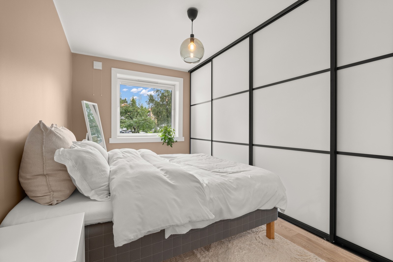 Meget romslig soverom med god plass for dobbeltseng, nattbord og en stor skyvedørsgarderobe. Galleribilde