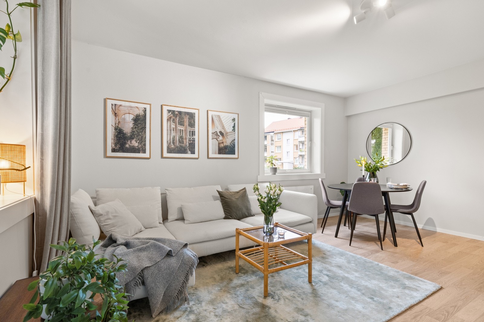 Gode innredningsmuligheter i stue. Plass til stor sofagruppe samt spisebord. Galleribilde