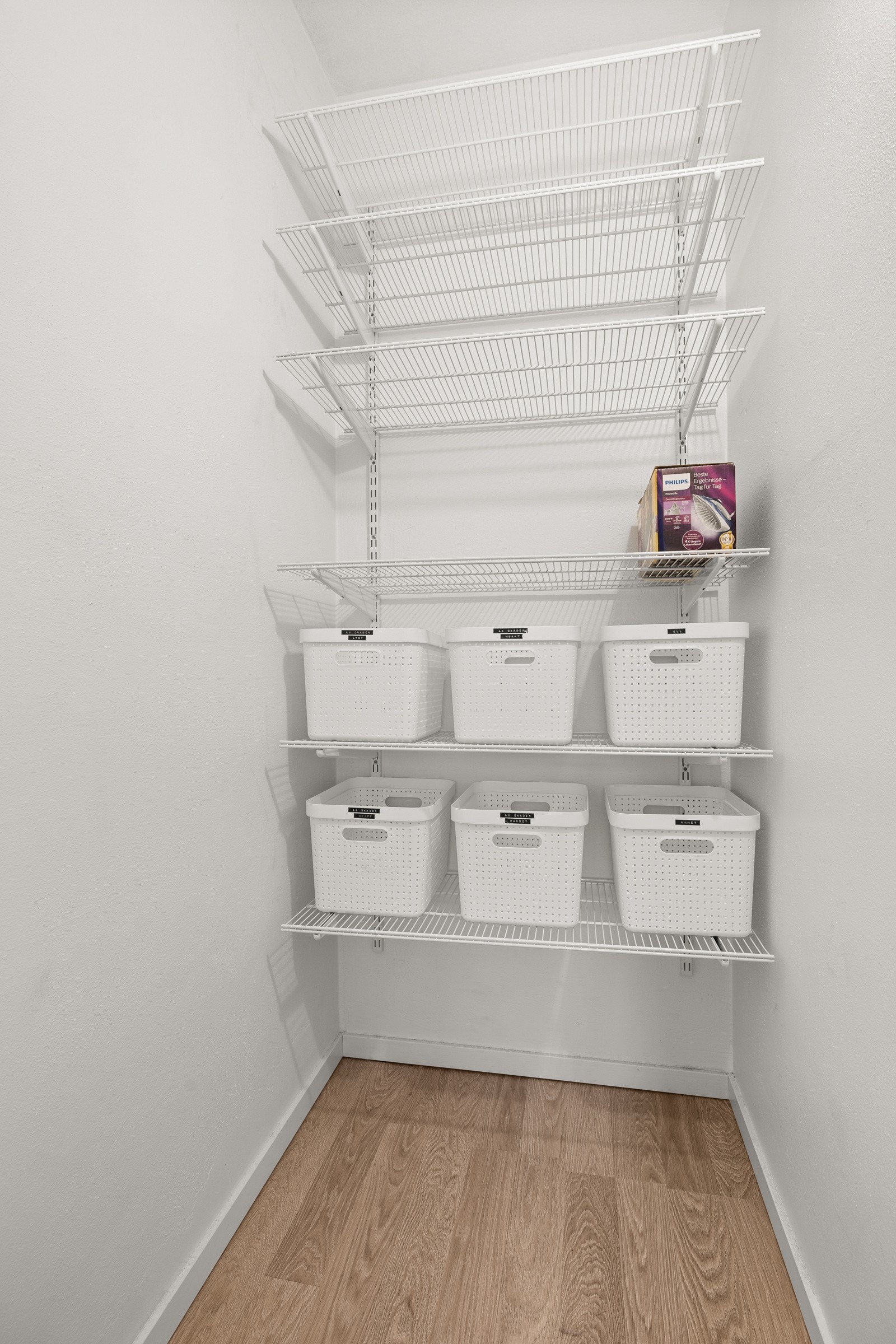 Oppbevaringsløsning/hyller i innvendig bod. Galleribilde