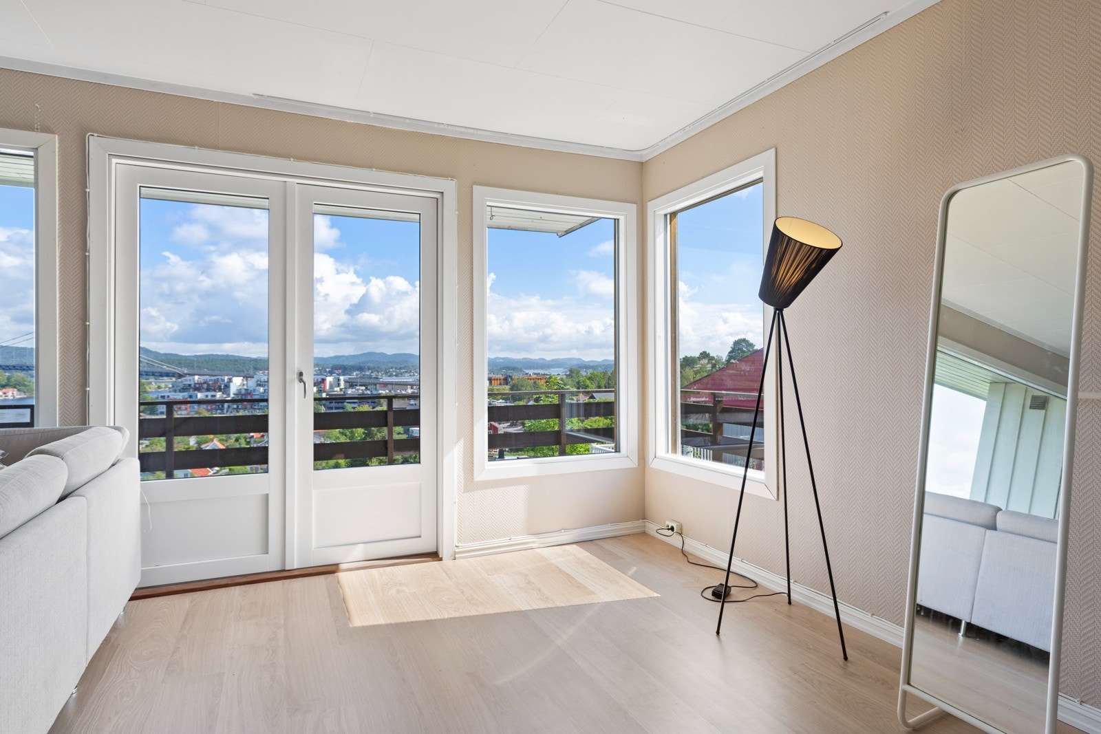 Utgang til balkong fra stua Galleribilde