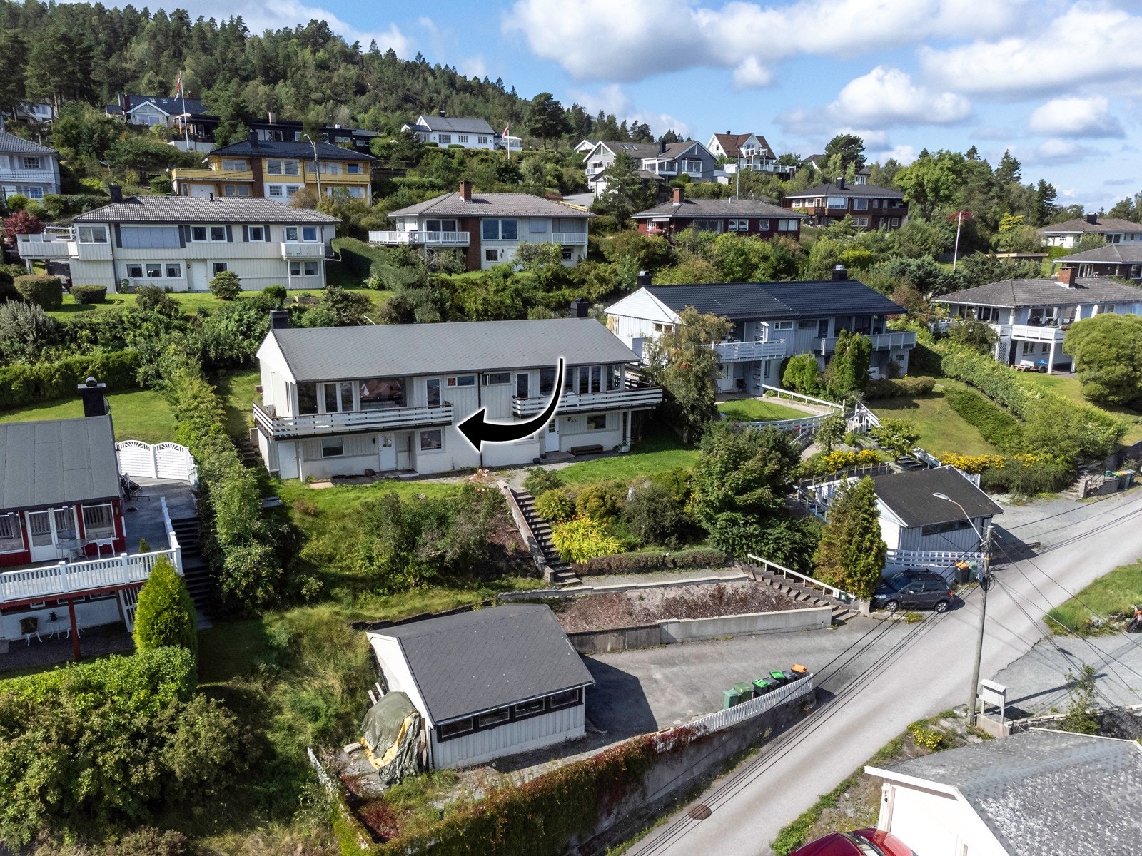 Boligen består av 3 soverom, 2 bad, 2 stuer, kjøkken, vaskerom og 2 boder. I tillegg medfølger det garasjedel på 16 kvm. Galleribilde