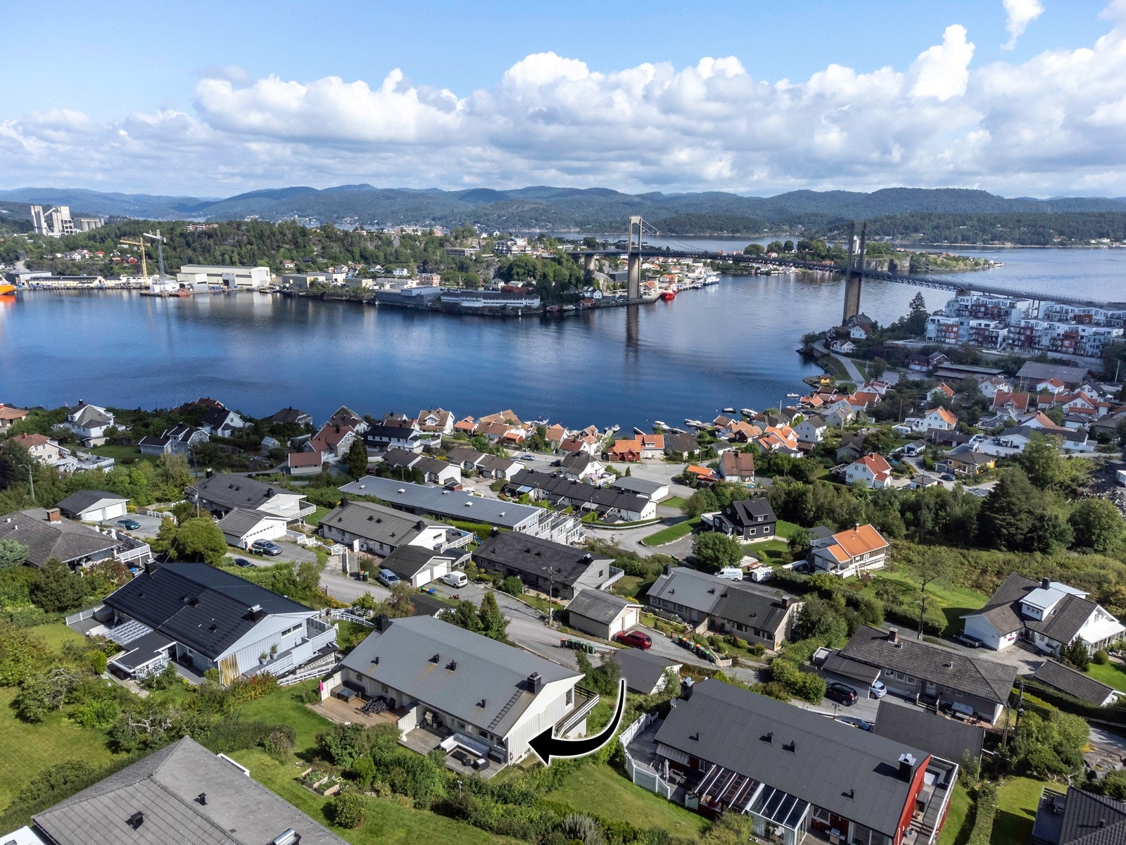 En innholdsrik og vertikaldelt tomannsbolig med fin utsikt ut mot Brevikstrømmen og Langesundsfjorden. Galleribilde