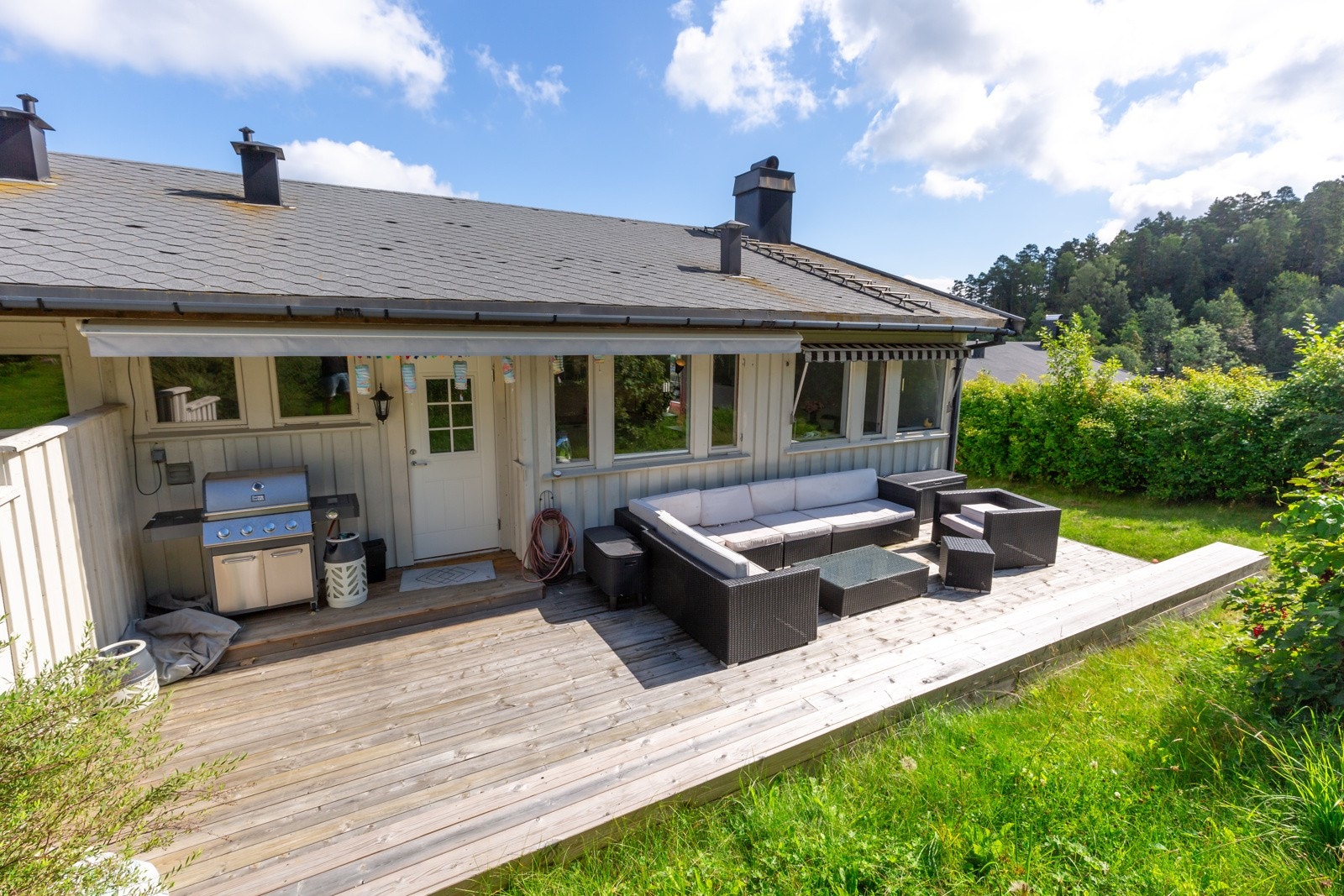 Eiendommen byr på en solrik beliggenhet, gode romløsninger og rekreasjonsområder som usjenert terrasse og balkong. Galleribilde