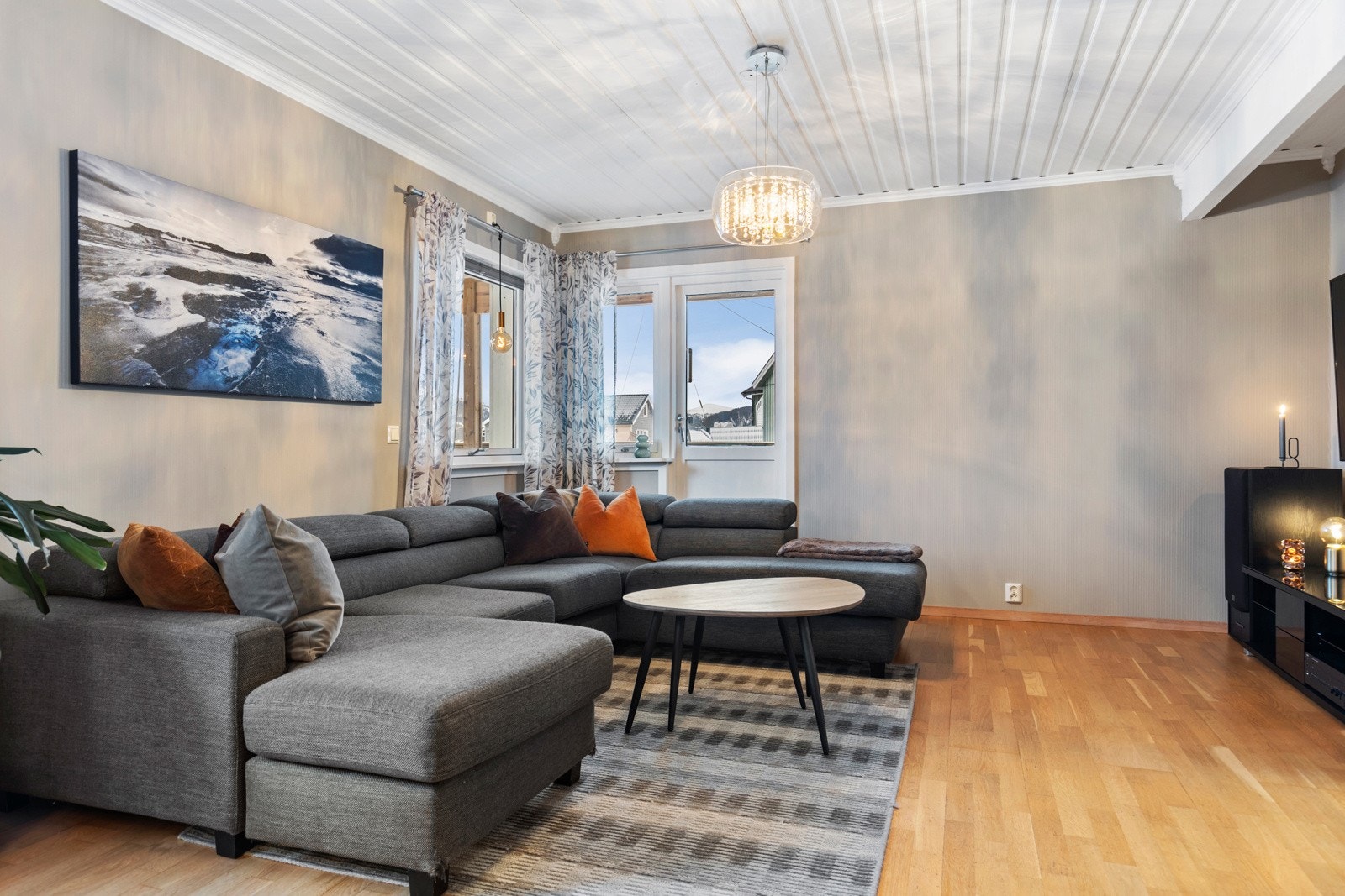Store vindusflater som gir godt med naturlig lys inn Galleribilde