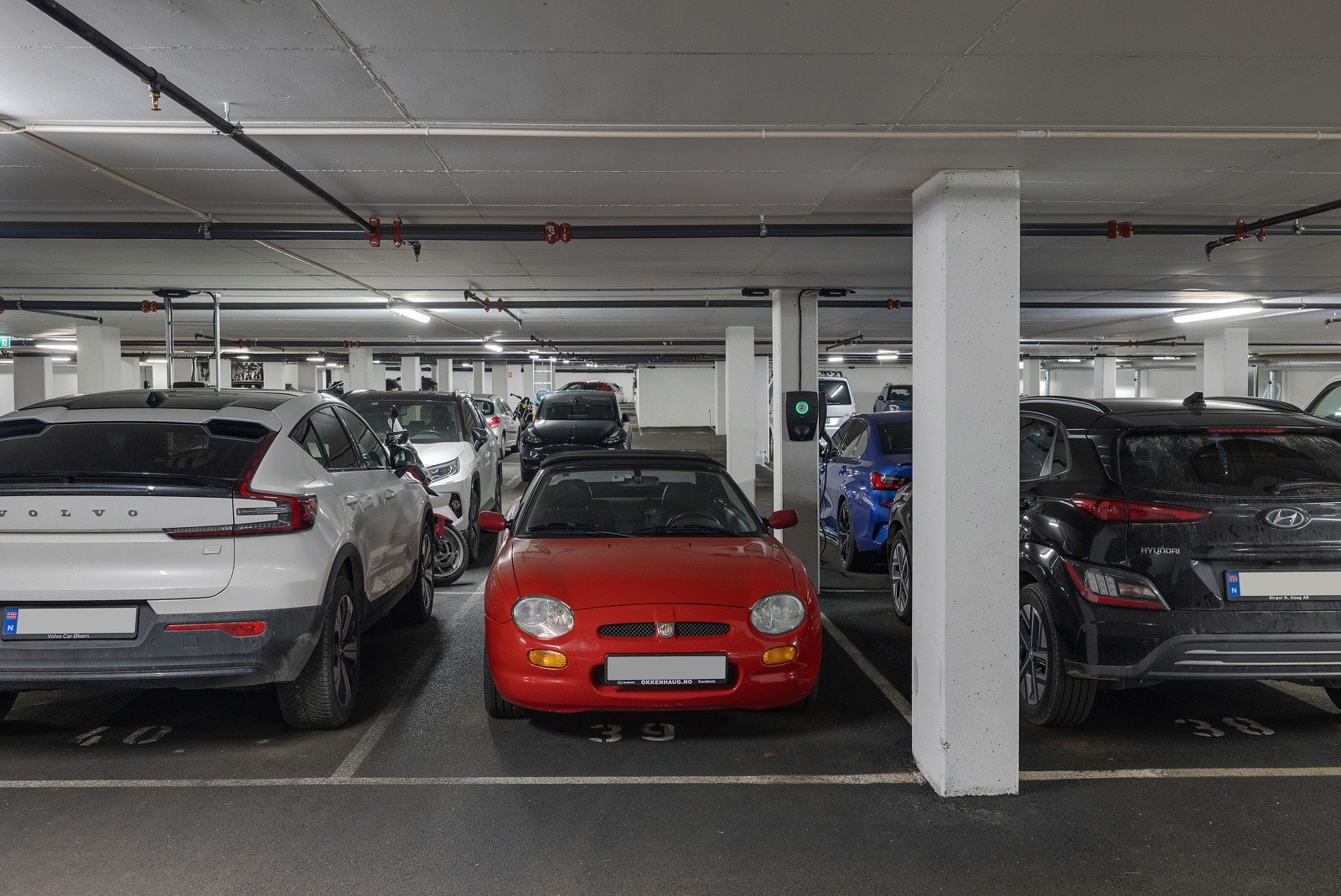 Det medfølger egen parkeringsplass i felles garasjeanlegg. Galleribilde