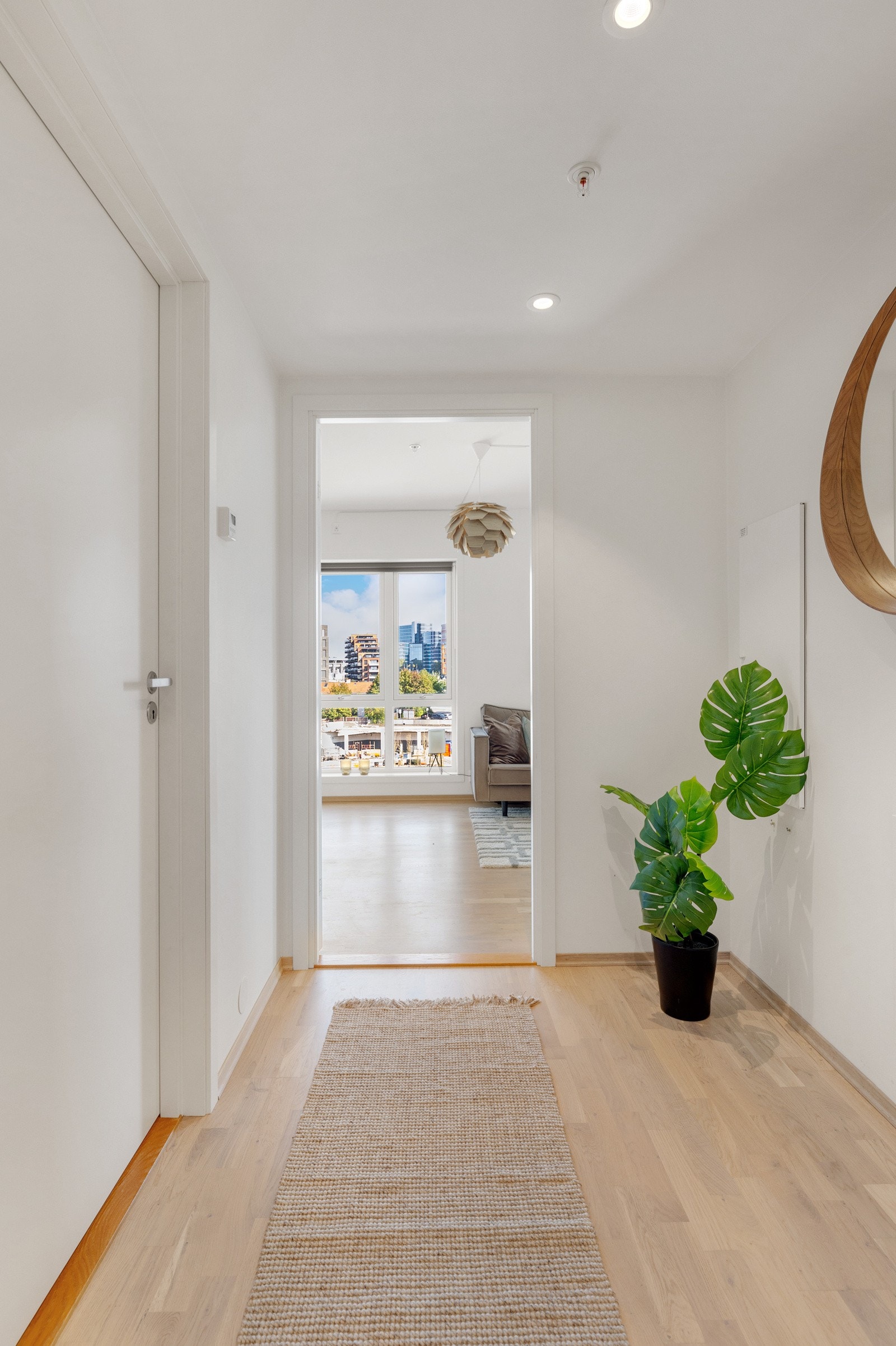 Lys og romslig entré. Galleribilde