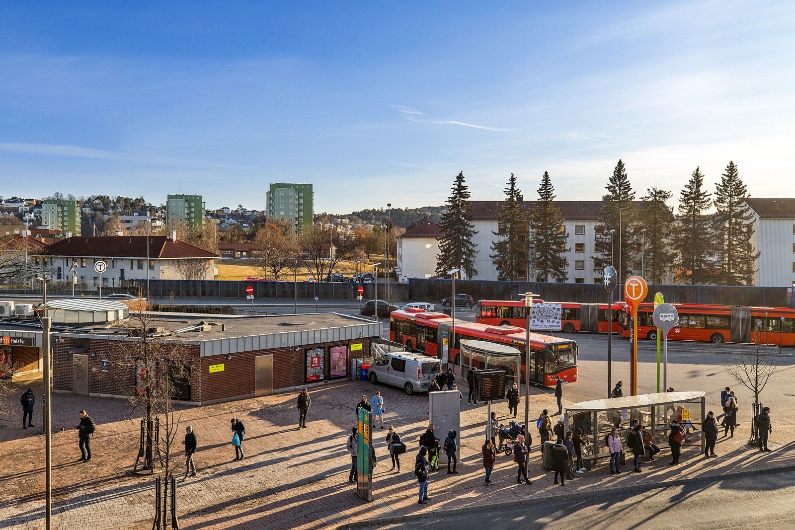 Helsfyr t-banestasjon har gode forbindelser til øst og vest, både med buss og t-bane. Galleribilde