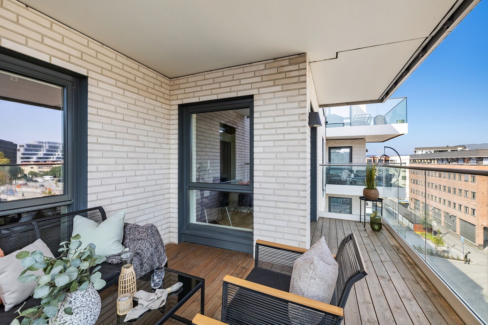 Lekker og moderne 3-roms leilighet med flott nordvestvendt balkong, to gode soverom og egen garasjeplass. Galleribilde