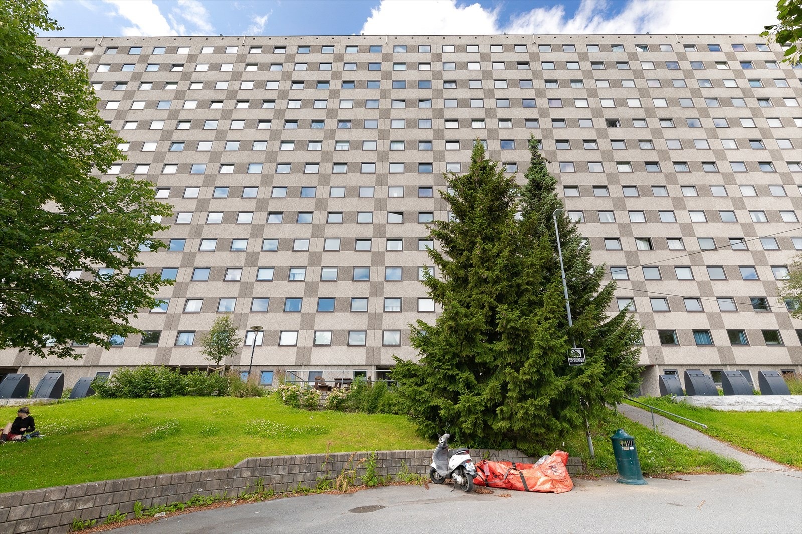 Fasade av bygningen med grøntområde foran Galleribilde