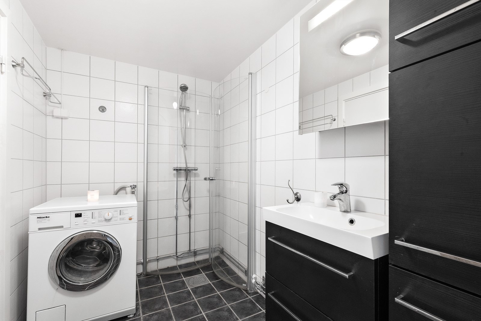 Romslig bad med dusj og vaskemaskin Galleribilde