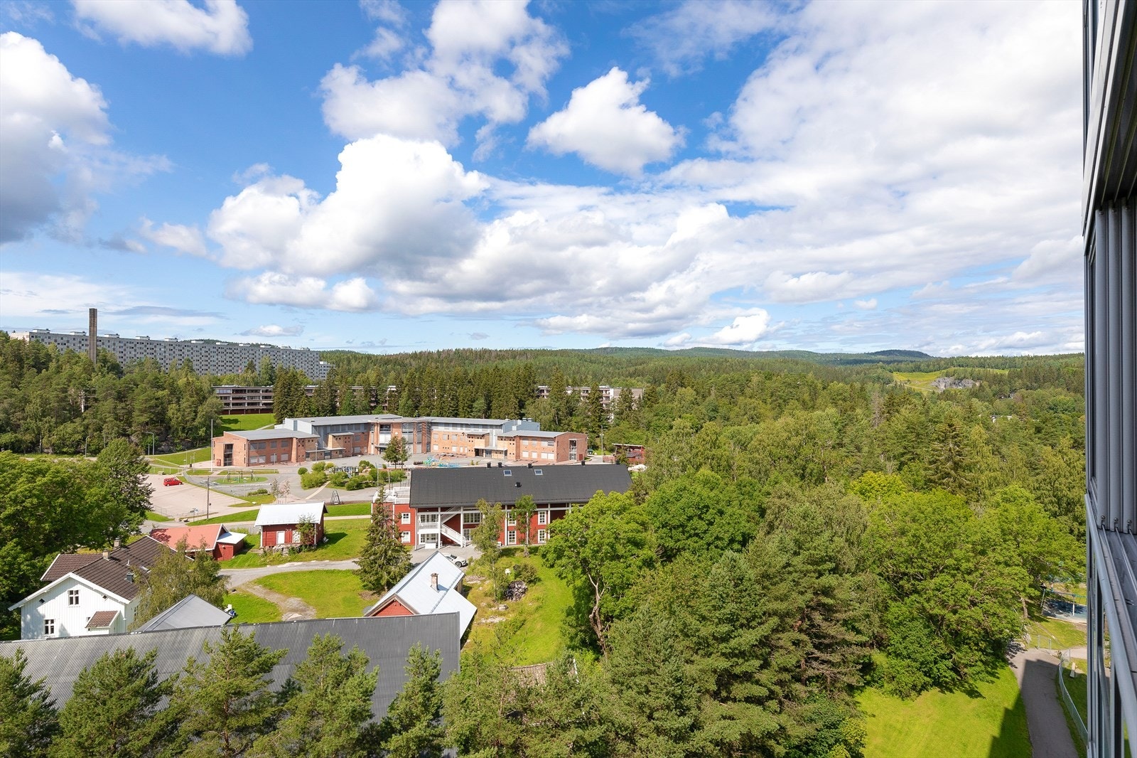 Utsikt fra leiligheten mot skog og nærområde Galleribilde