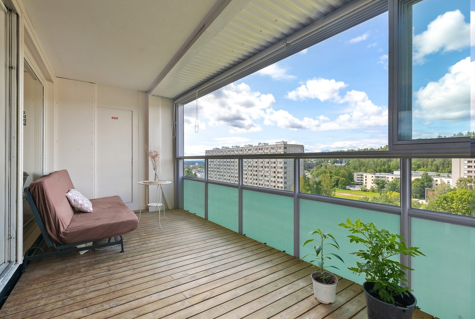 Lys balkong med plass til sittegruppe og planter Galleribilde