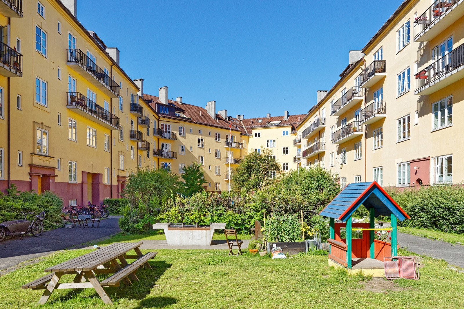 Bakgården er mye brukt om sommeren og et sted hvor man kan bli kjent med hyggelige naboerEtter Galleribilde